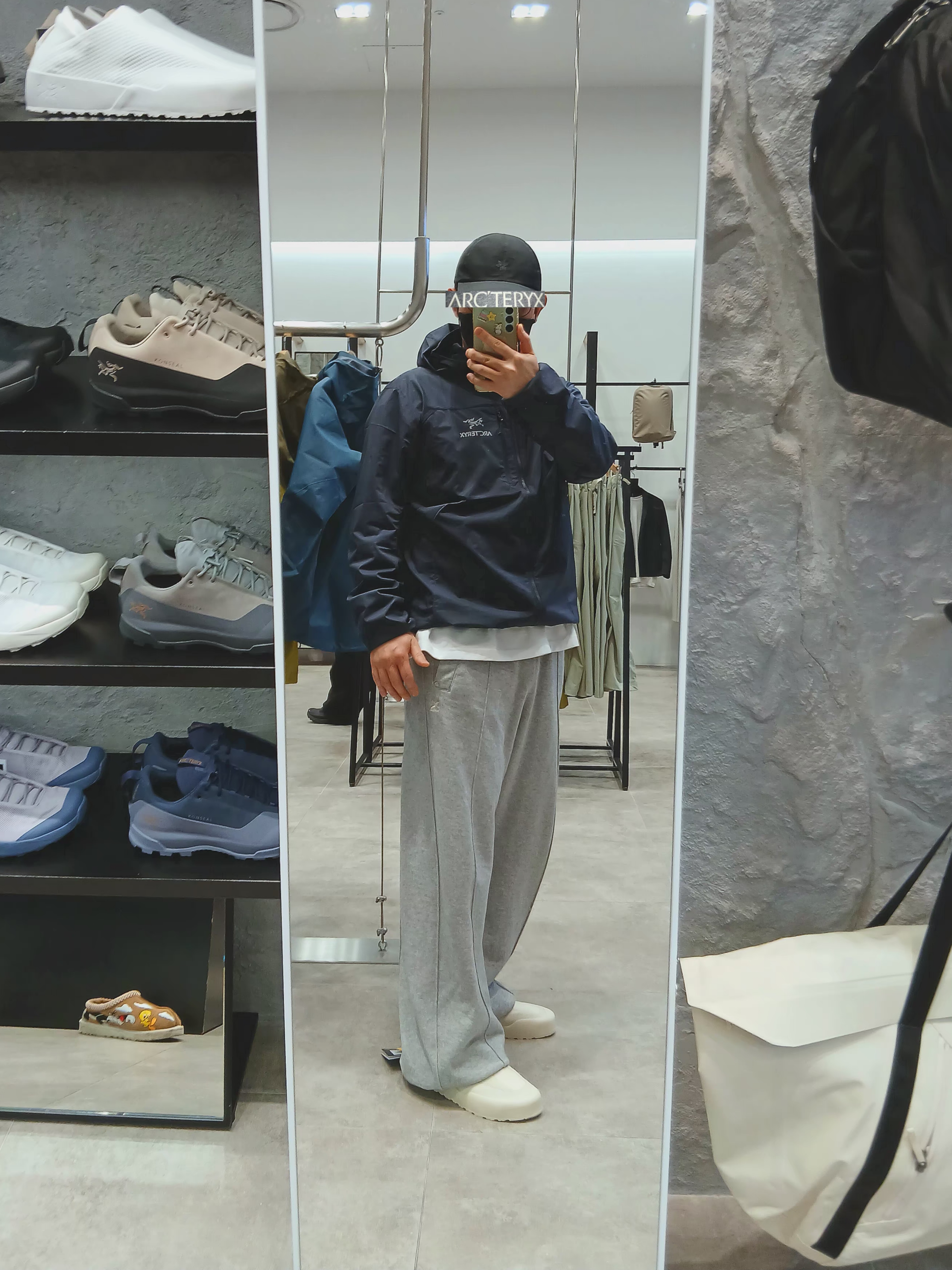 Goldwin Gore-Tex 3L Cap Black, Arc'teryx Kragg SL Cotton LS Shirt White Light 착용 스타일 - 3