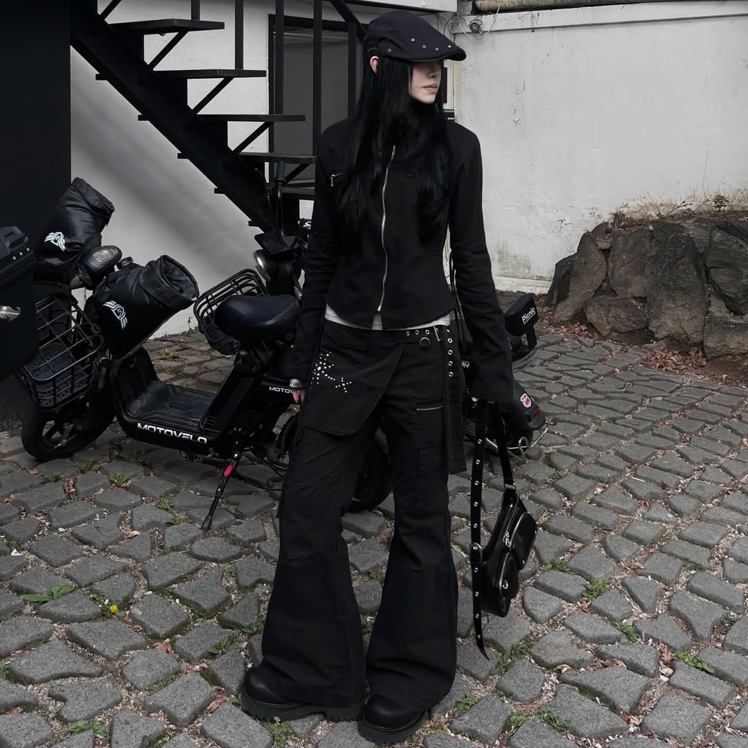 MAINBOOTH Cargo Bootcut Pants BLACK, MAINBOOTH Cargo Layered Belt BLACK 착용 스타일 - 2