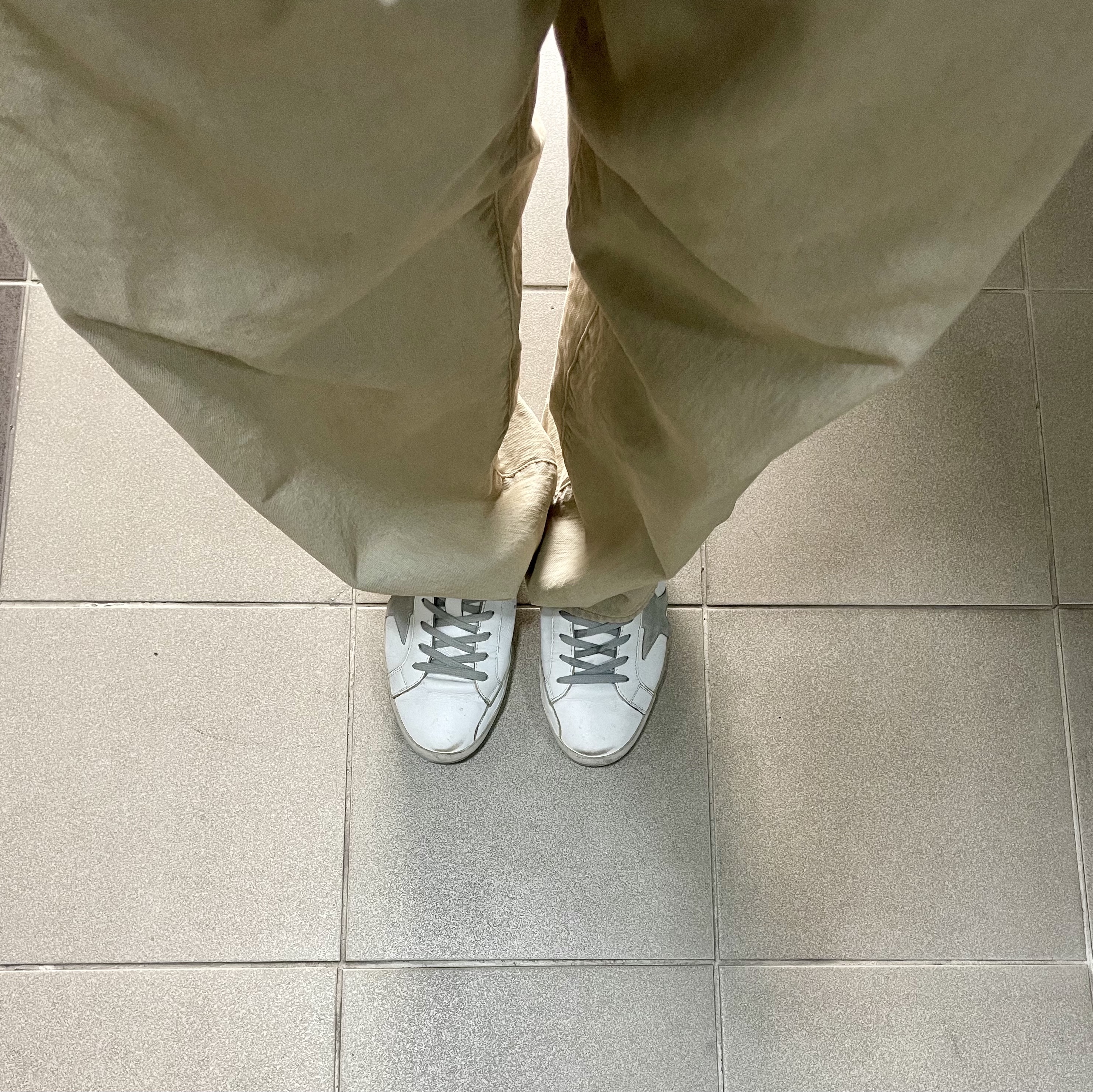 Golden Goose Superstar White Silver Heel Tab Sneakers 착용 스타일