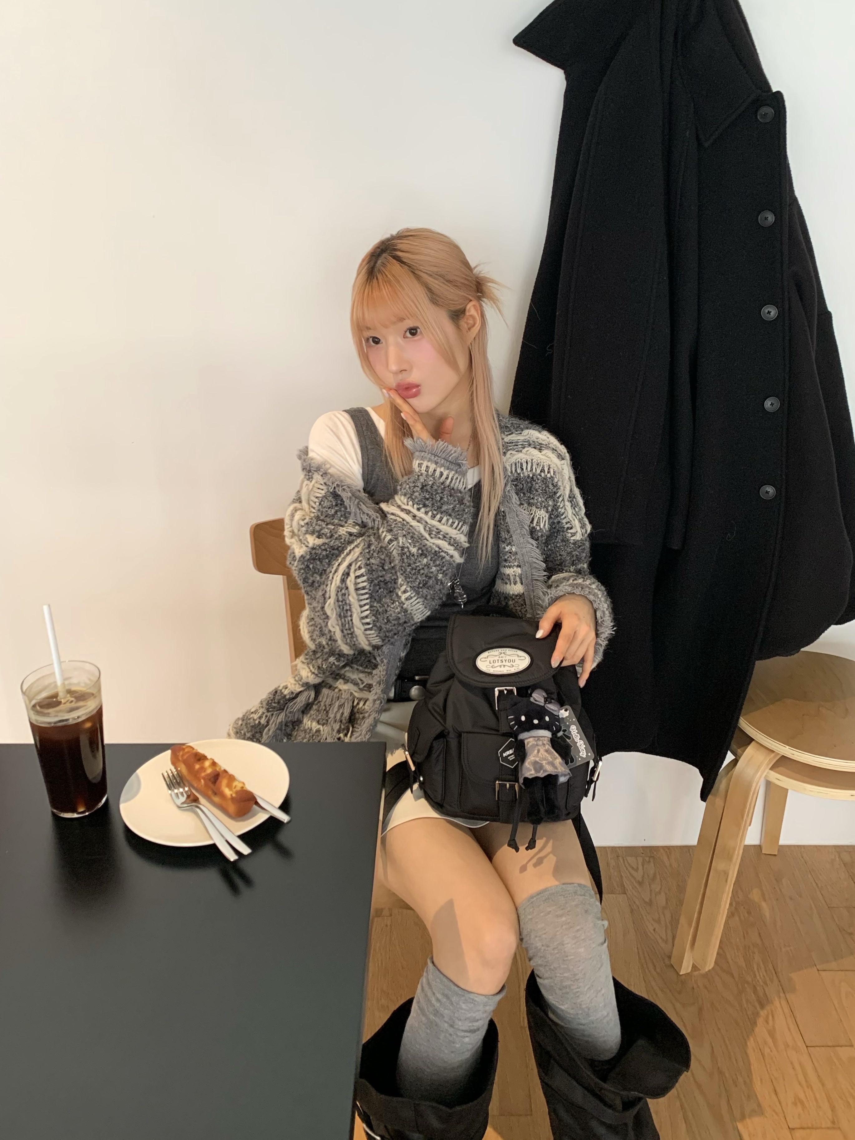 LOTS YOU Nostalgia Chubby Backpack Black, Sanrio Hello Kitty Black Angel Collection Style Up Mascot Angel Black 착용 스타일 - 7