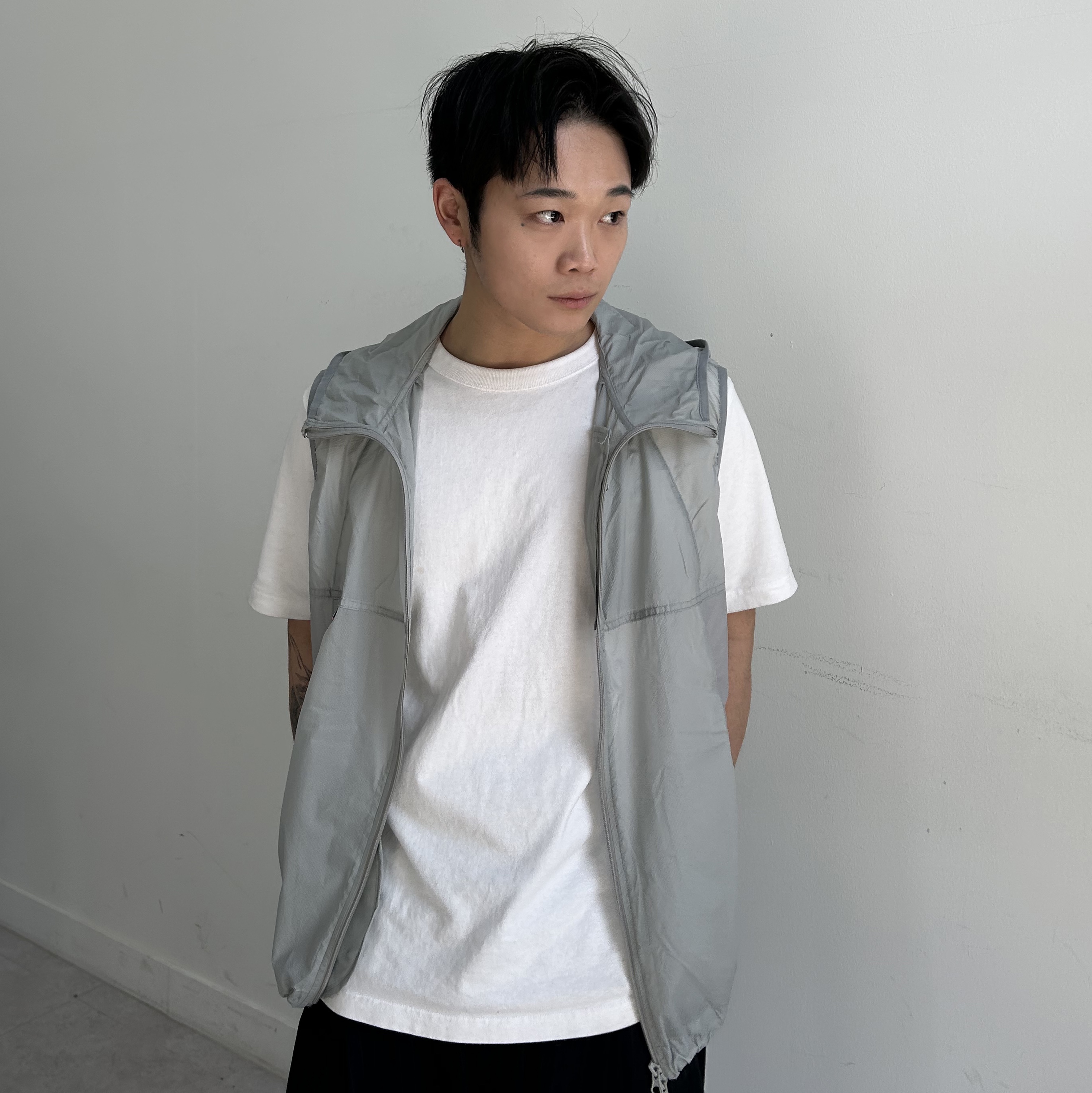 SPORT CHAMBER Light Active Hood Vest LIGHT GRAY 착용 스타일 - 1