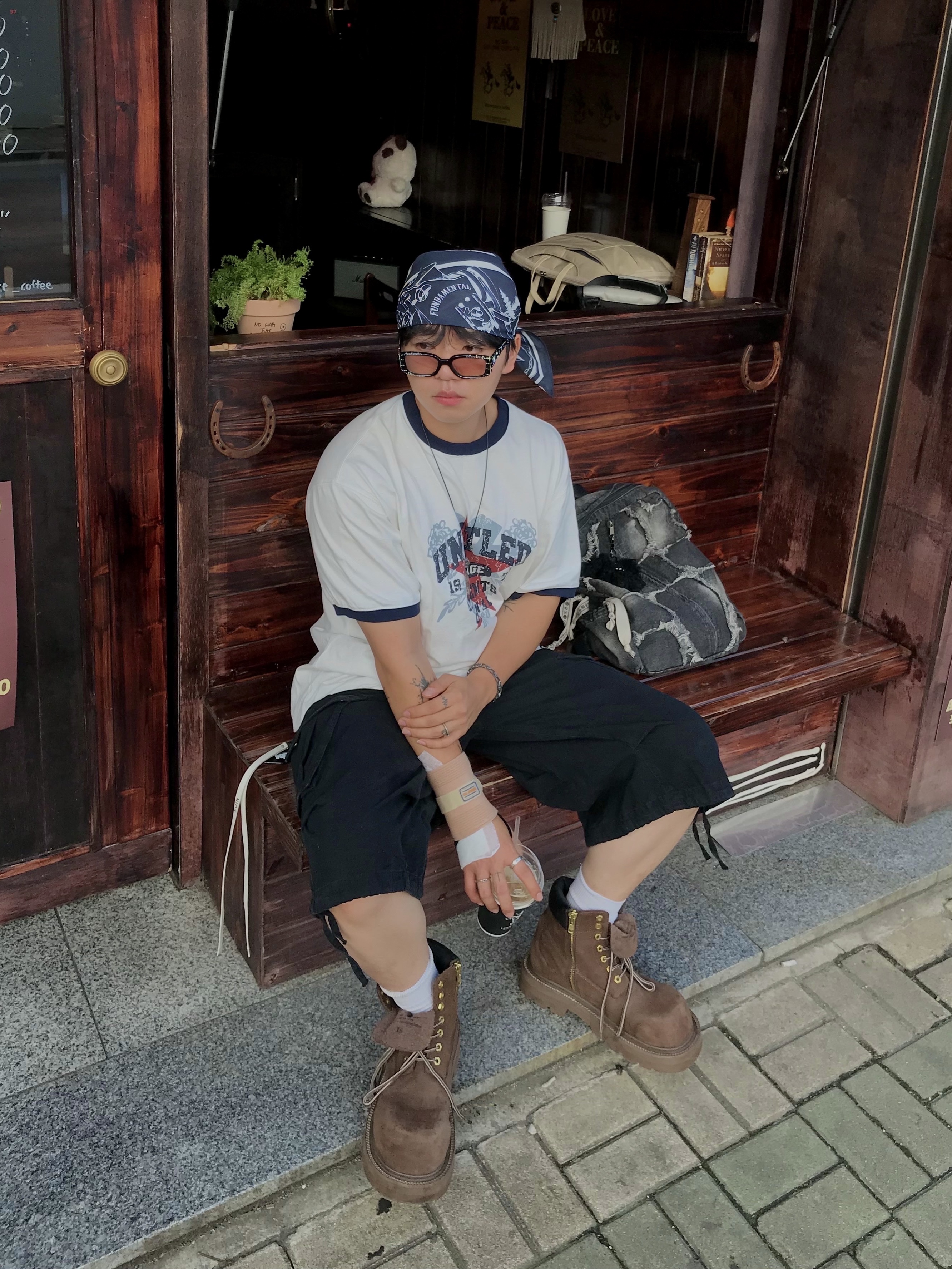 Flavorism VTG Graphic Linger T-shirt White Navy, SOULESURES BOLD BELUGA Espresso Brown 착용 스타일 - 5