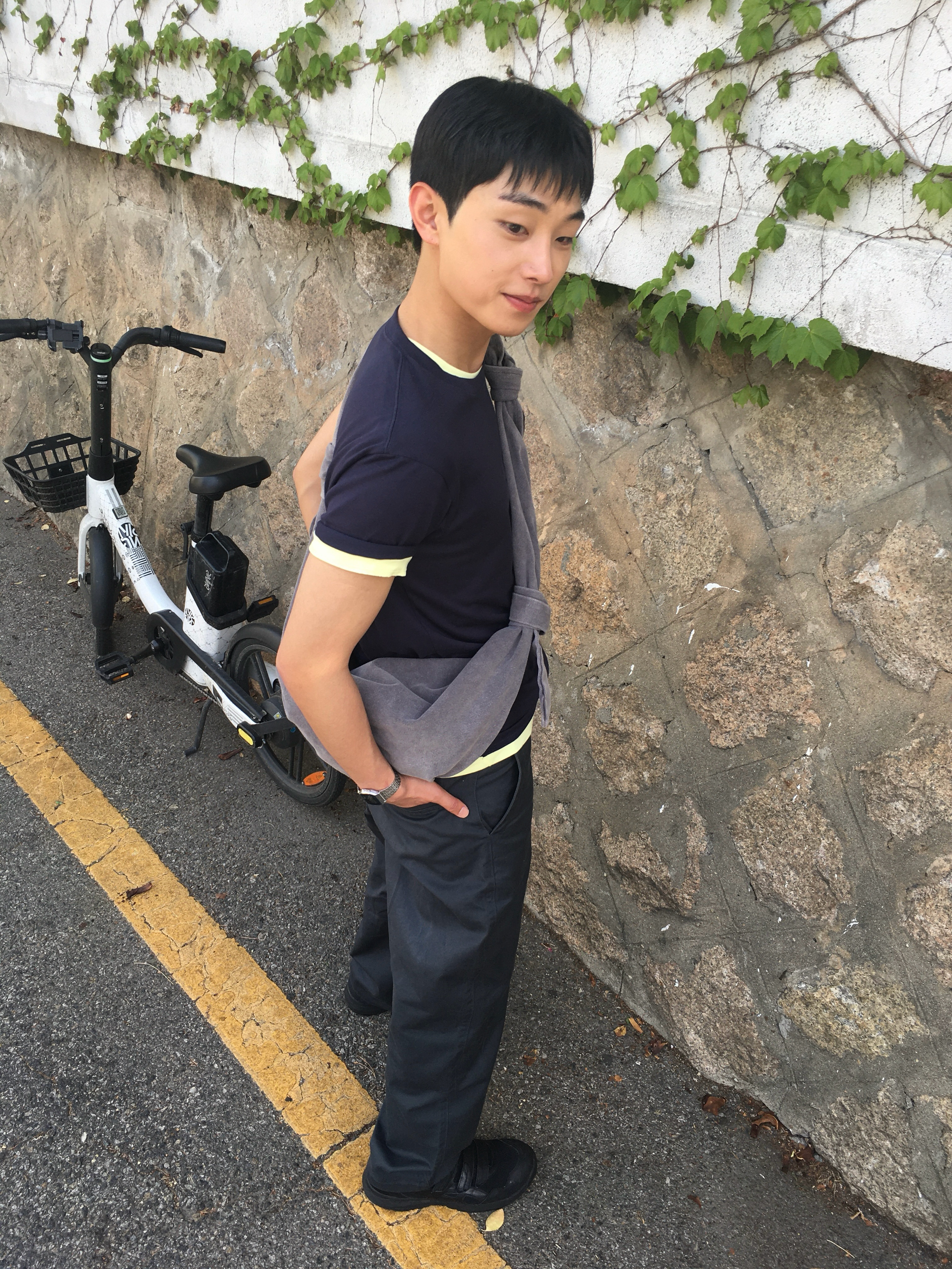 [KREAM 단독] Suade Washed Hobo Bag Gray 착용 스타일 - 4