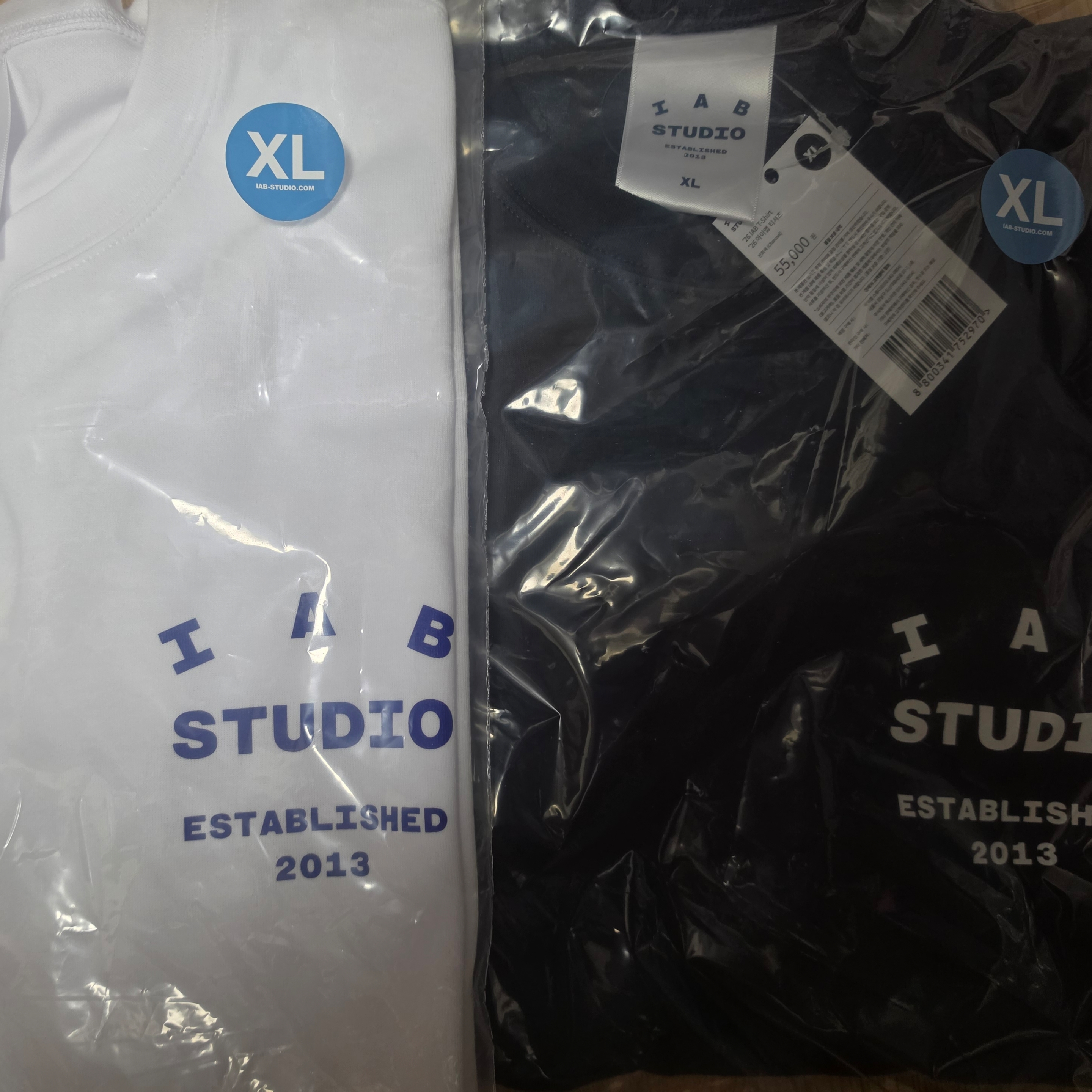 IAB Studio 26 IAB T-Shirt White Navy, IAB Studio 26 IAB T-Shirt Charcoal White 착용 스타일