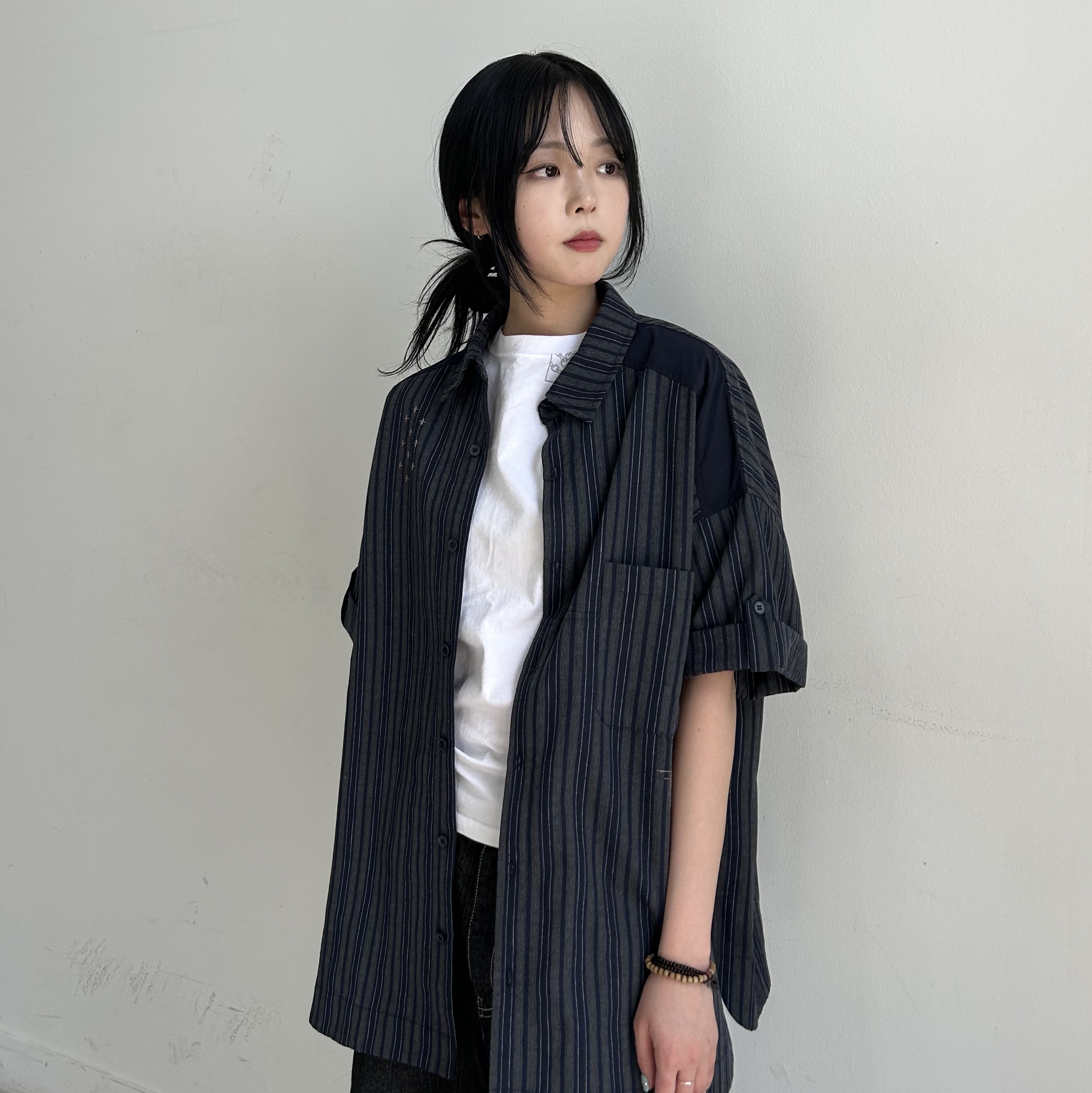 MAINBOOTH Patchwork Roll-up Shirt Navy 착용 스타일 - 1