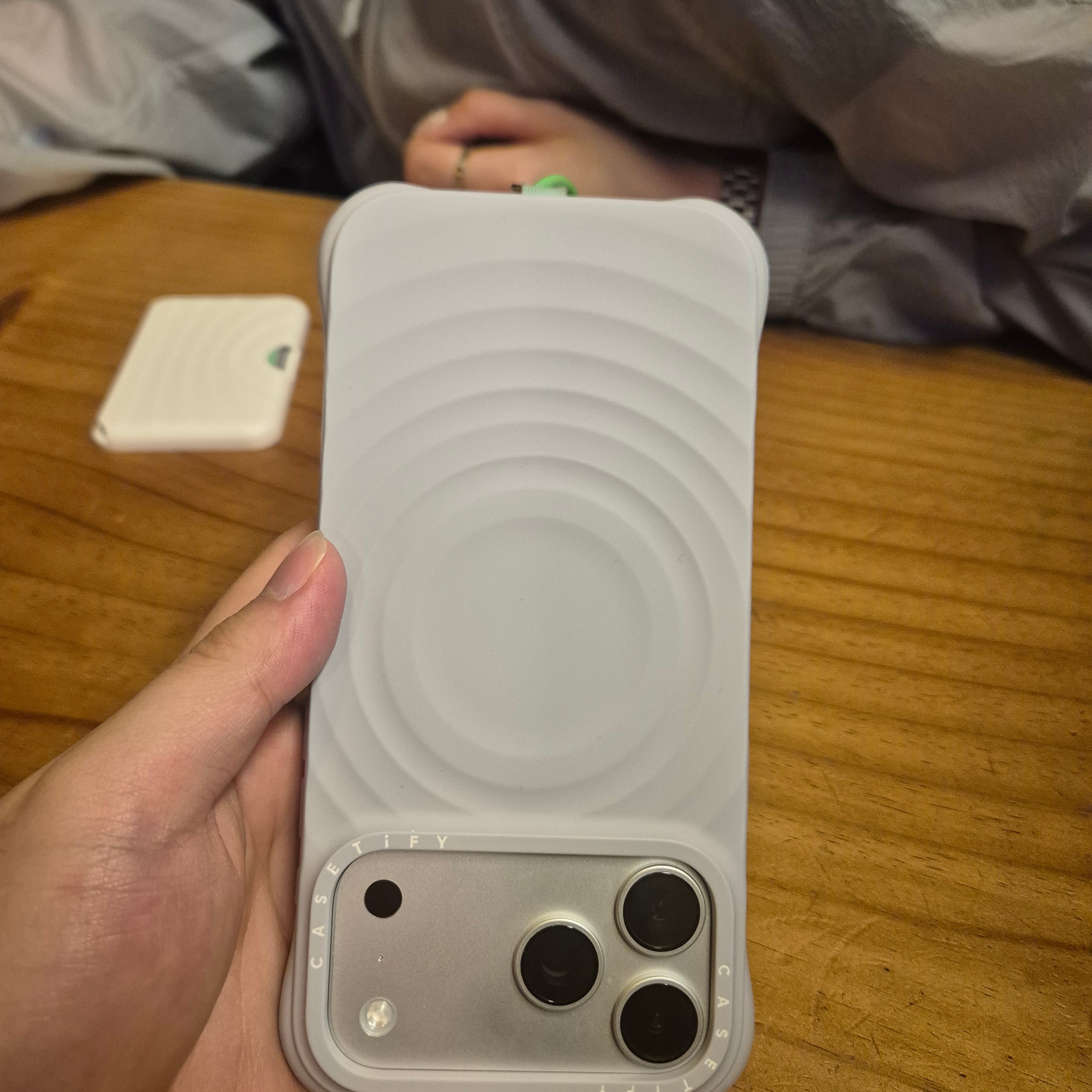 Apple iPhone 17 Pro 256GB Silver 착용 스타일