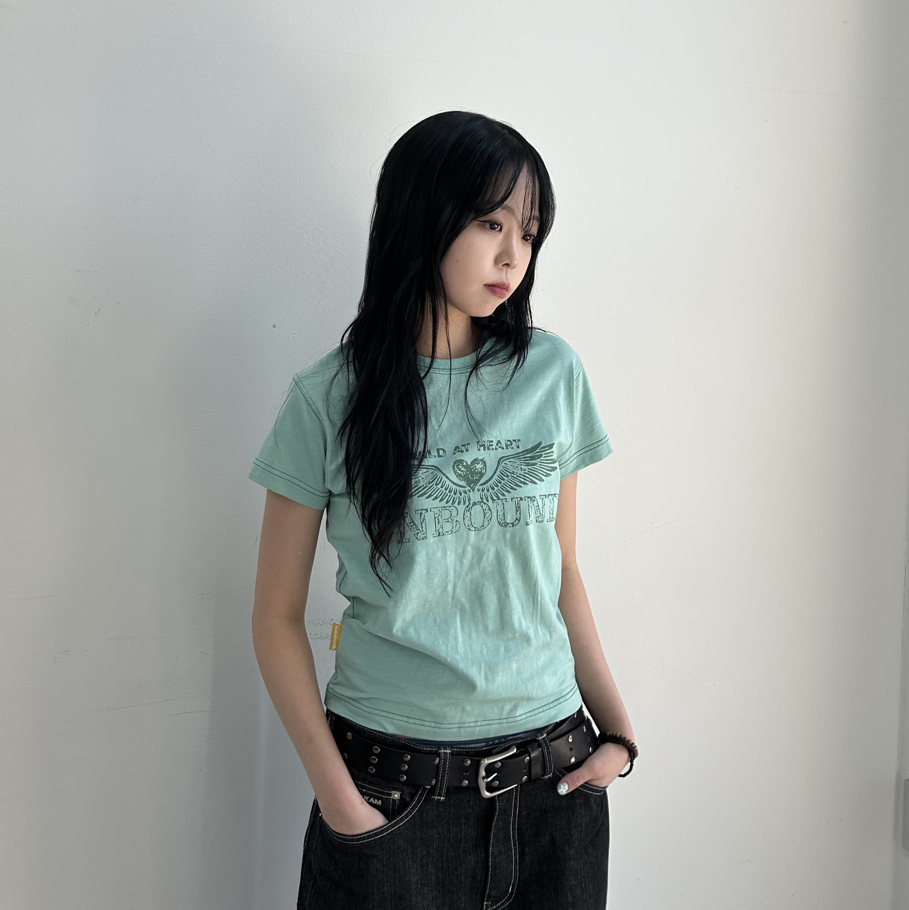 MAINBOOTH Heartwing T-shirt Mint 착용 스타일 - 1