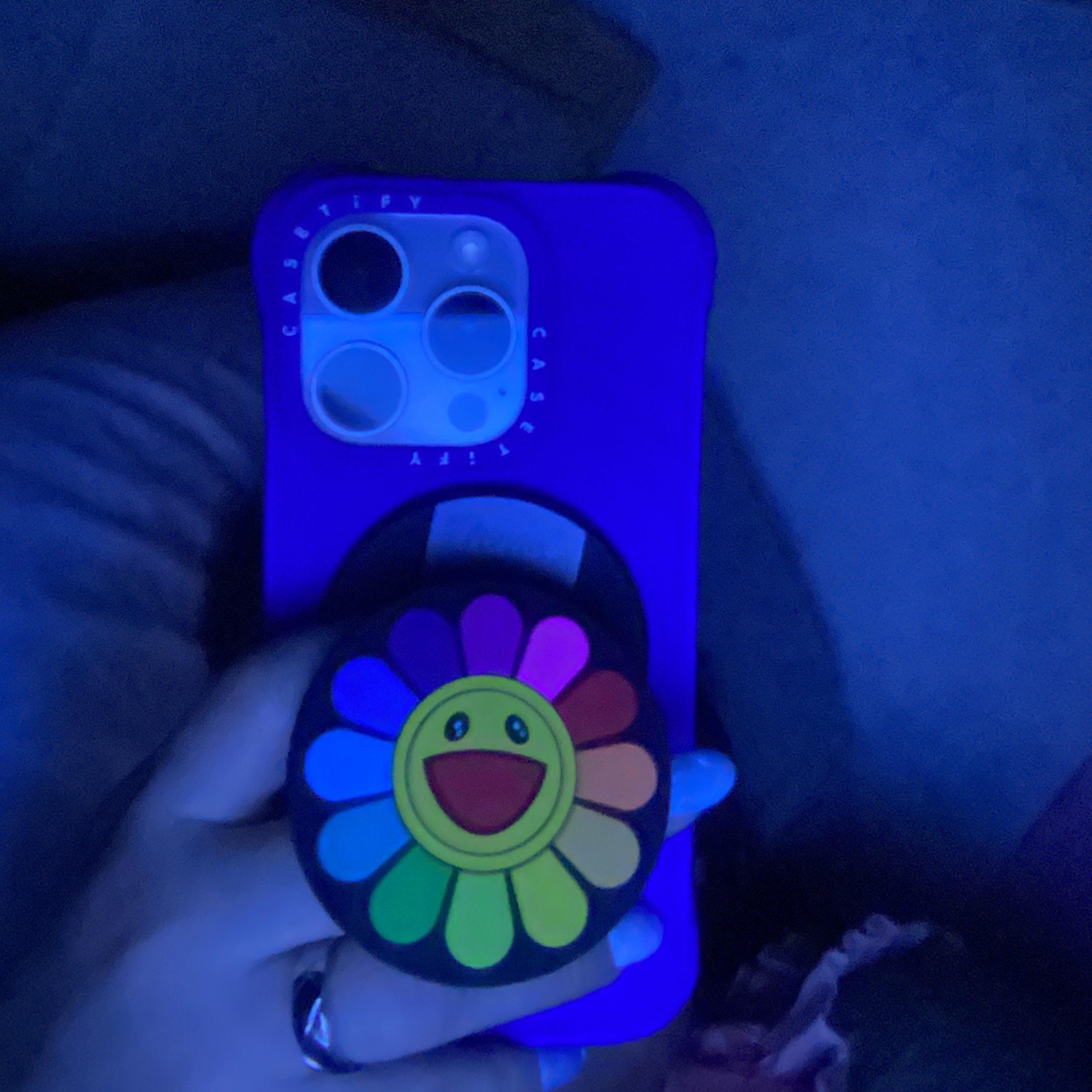 Casetify x Murakami Takashi Flowers Rainbow Snappy Grip Stand 착용 스타일