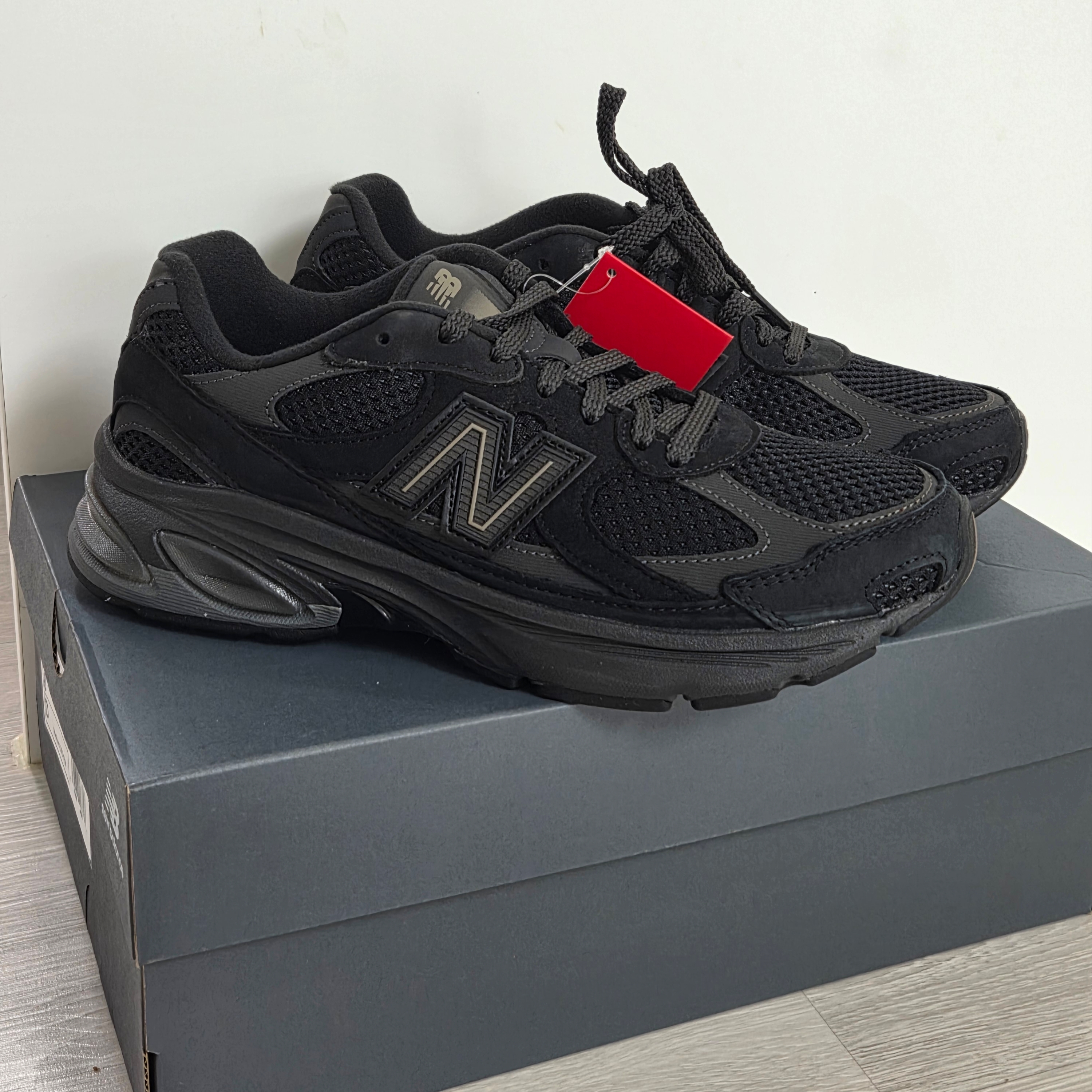 New Balance 2010 Black Black Cement 착용 스타일