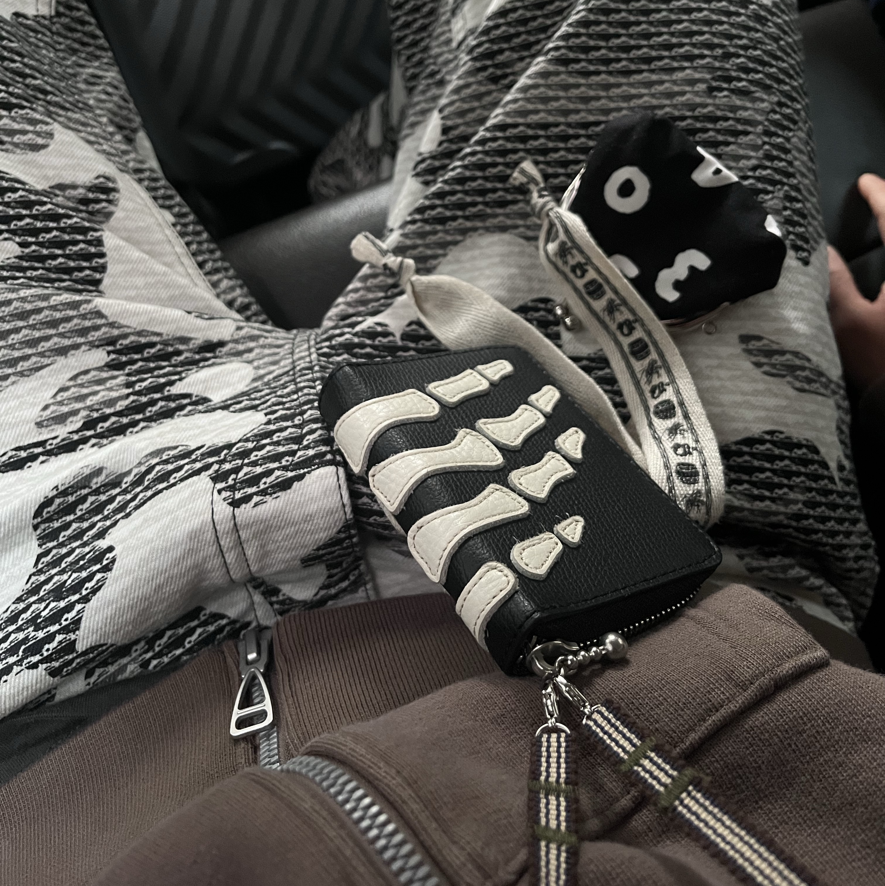 Kapital Thumbs Up Bone Hand Zip Mini Wallet Black 착용 스타일