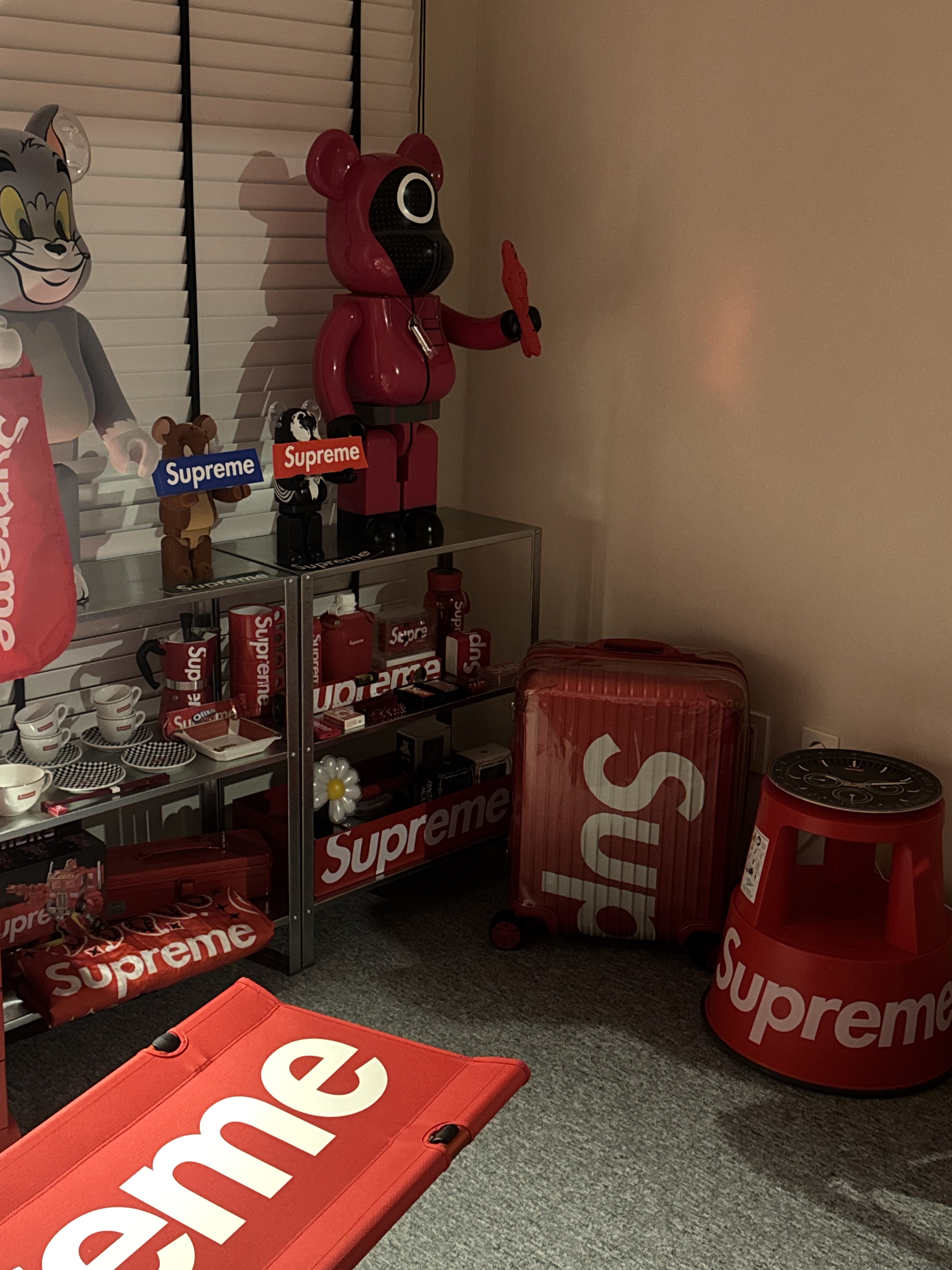 Supreme Box Logo Car Emblem Red - 25FW, Supreme x Kokuyo Translucent Crayons Multicolor (Pack Of 10) 착용 스타일 - 2