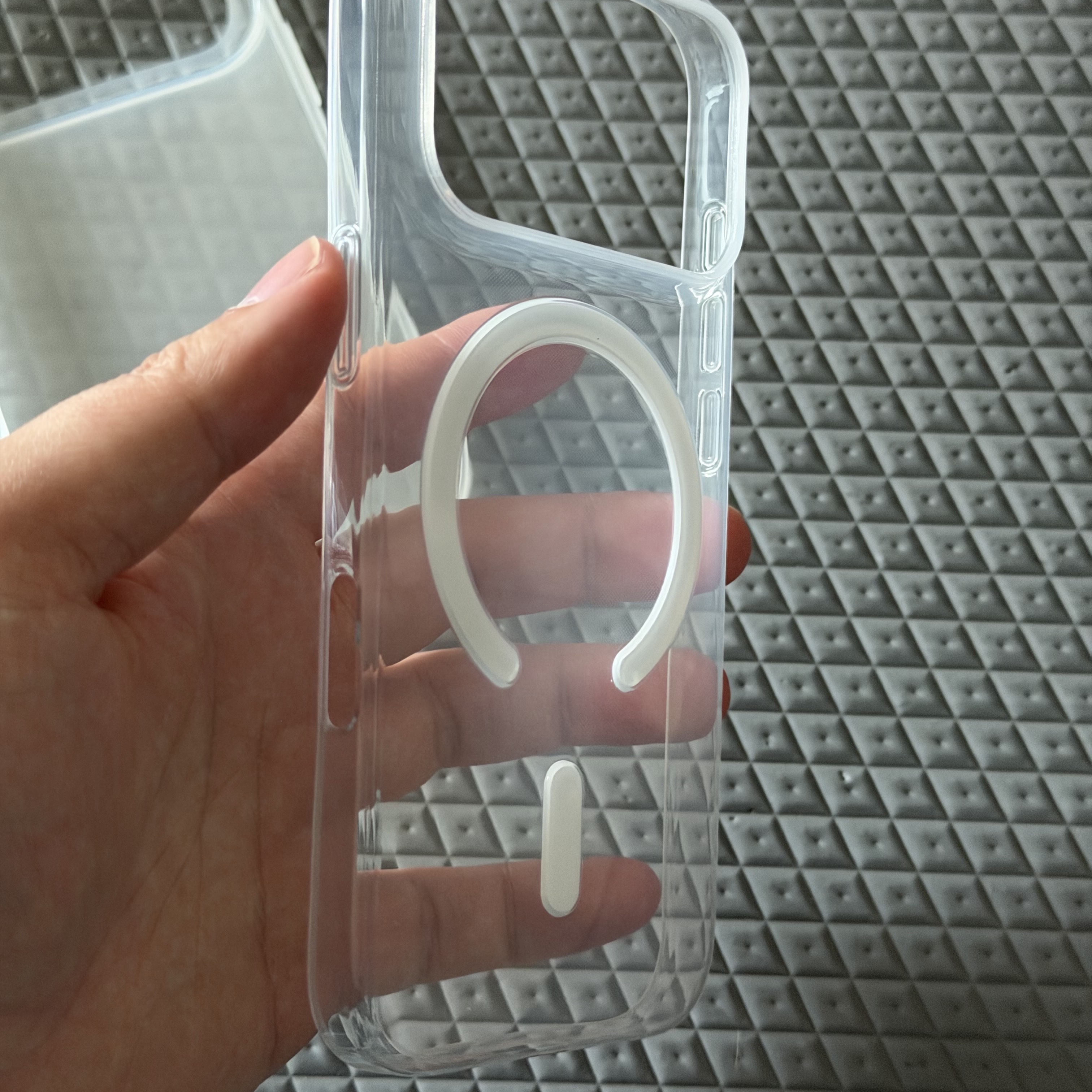 Tanglewood iPhone 17 Series MagSafe Ultra Slim Air Case 착용 스타일 - 2