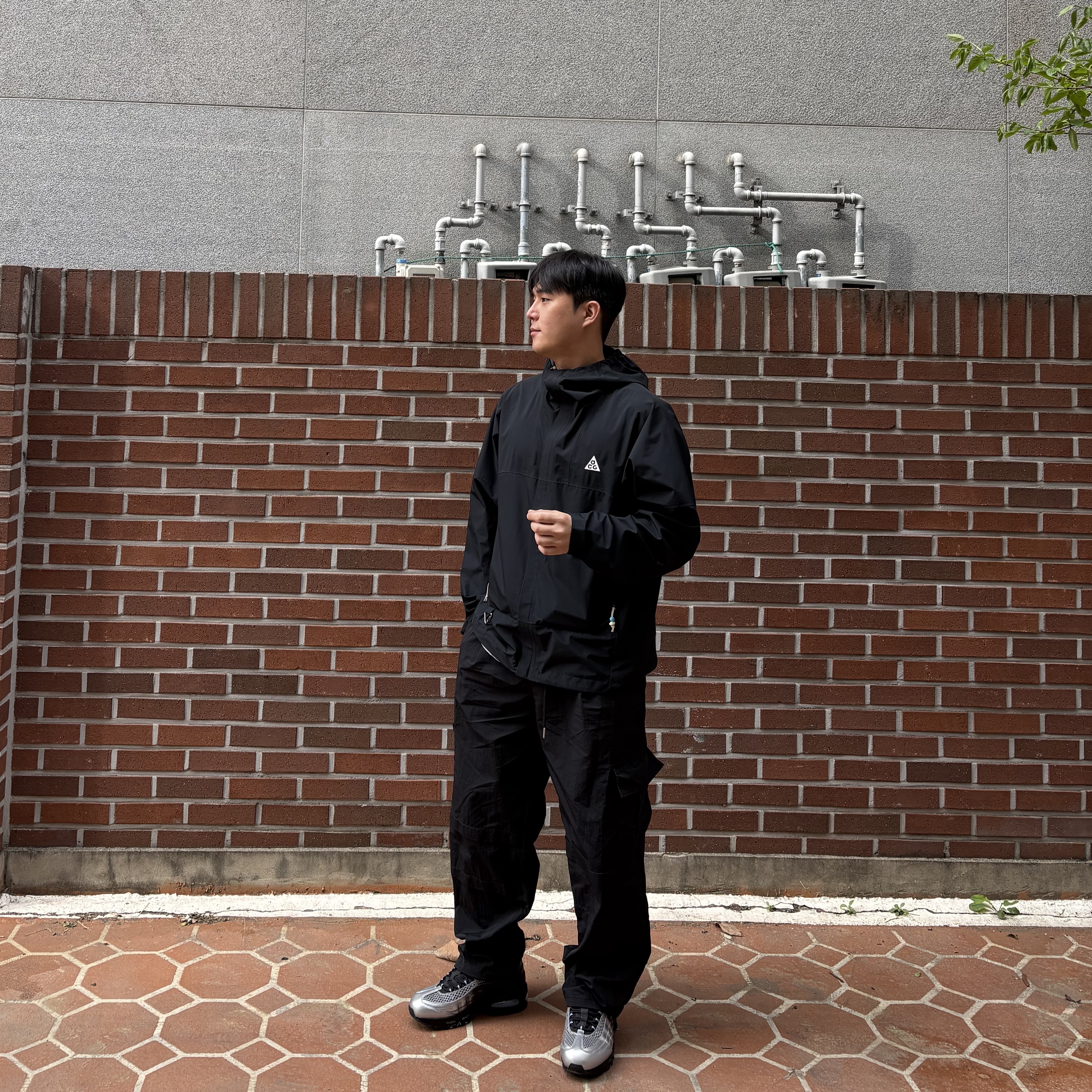 Nike x Palace Air Max 95 Metallic Silver Aluminum, Nike ACG Storm-Fit ADV Cascade Rains Full Zip Jacket Black - Asia 착용 스타일 - 2
