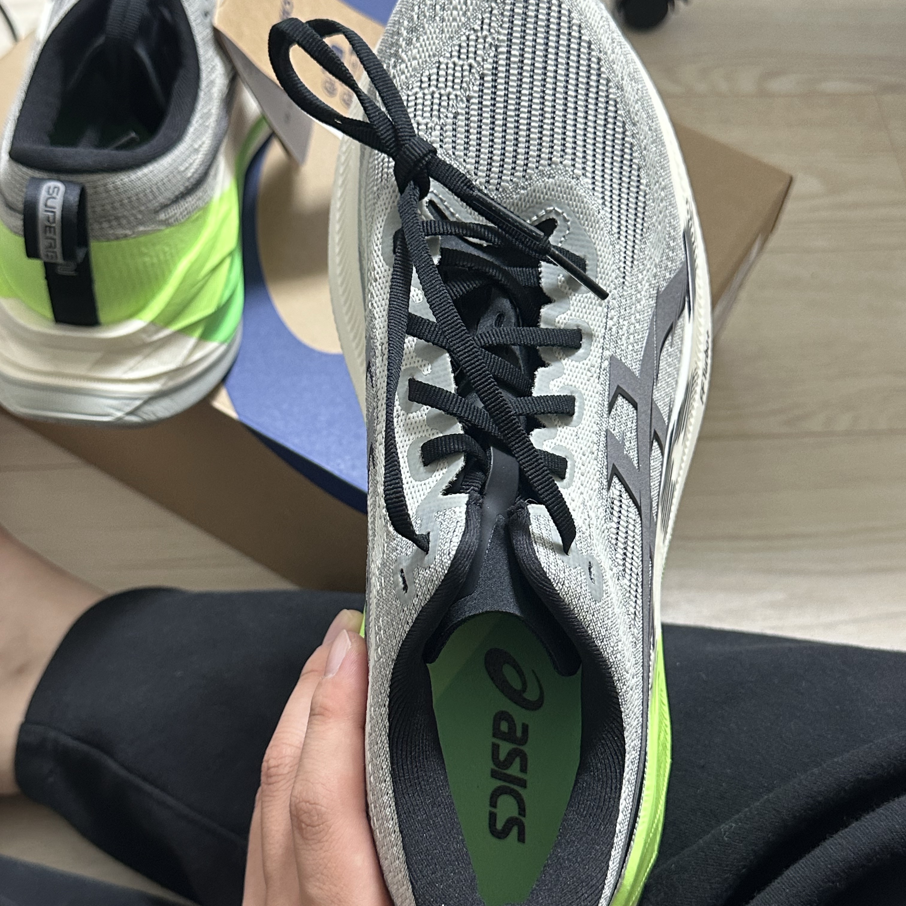 Asics Superblast 2 Lite Show CN White Sage Carbon 착용 스타일 - 9