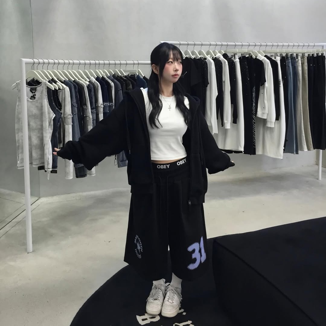 MAINBOOTH Boxer Oversized Sweat Shorts Black 착용 스타일 - 1