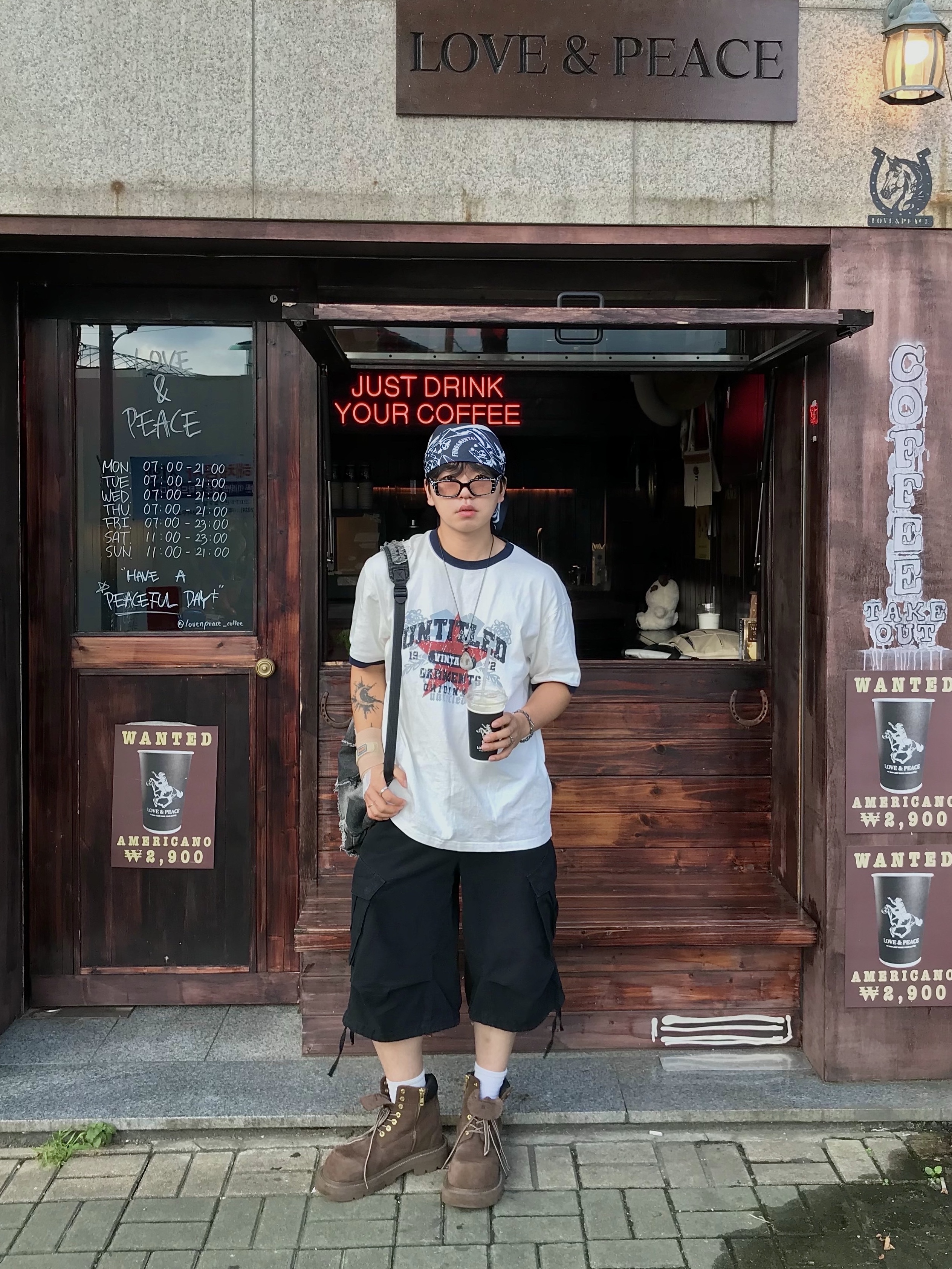 Flavorism VTG Graphic Linger T-shirt White Navy, SOULESURES BOLD BELUGA Espresso Brown 착용 스타일 - 3