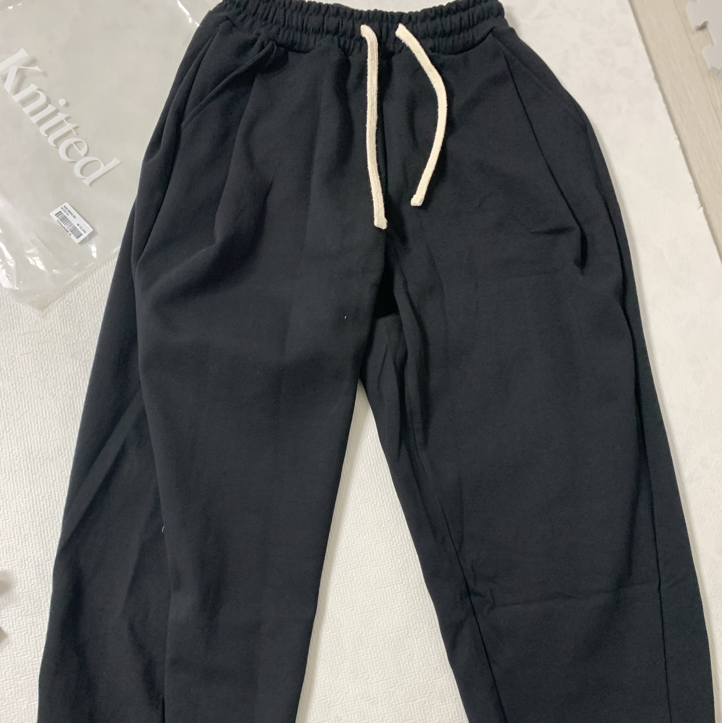 Knitted Curved Training Pants Black 착용 스타일