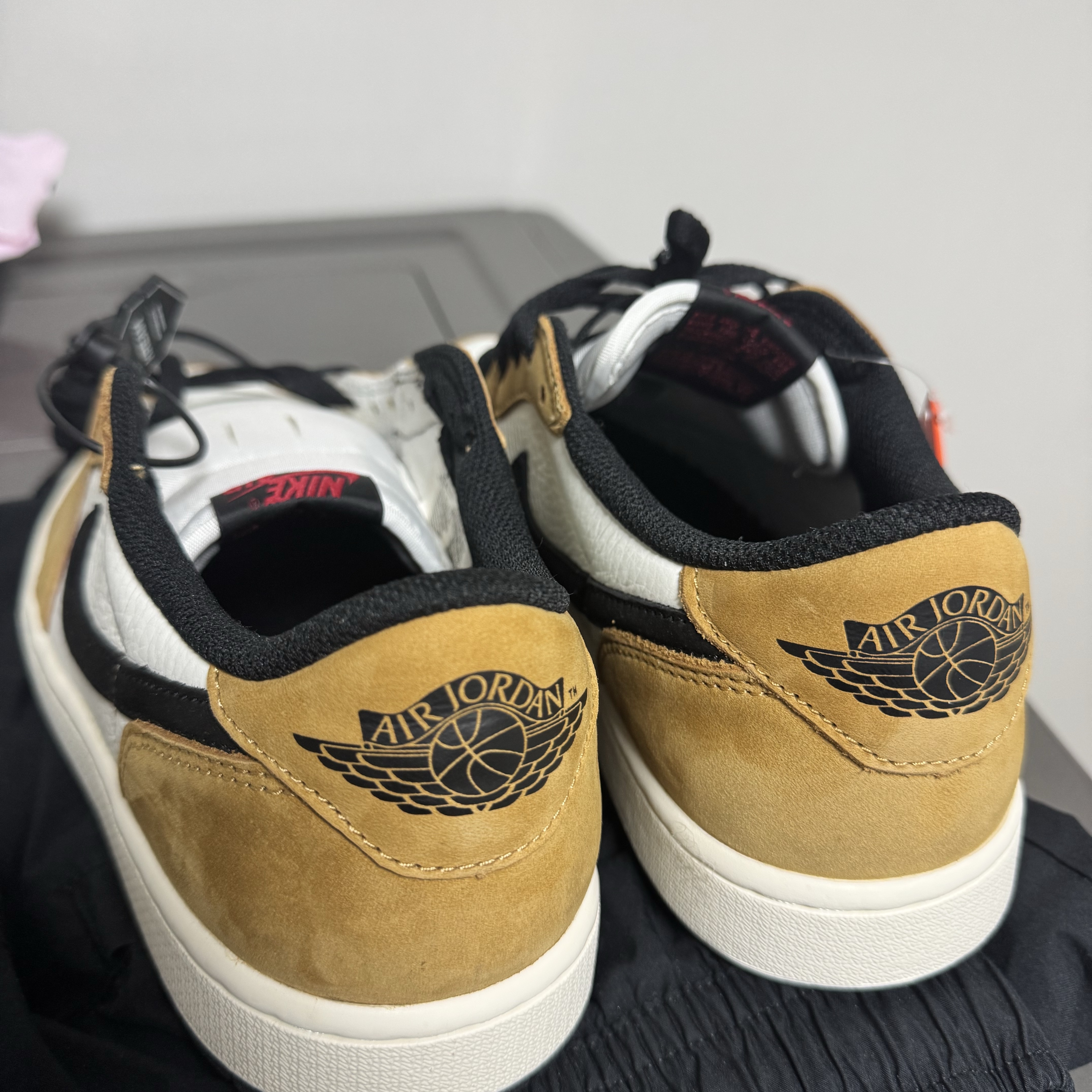 Jordan 1 Low OG Sail and Golden Harvest 착용 스타일 - 4
