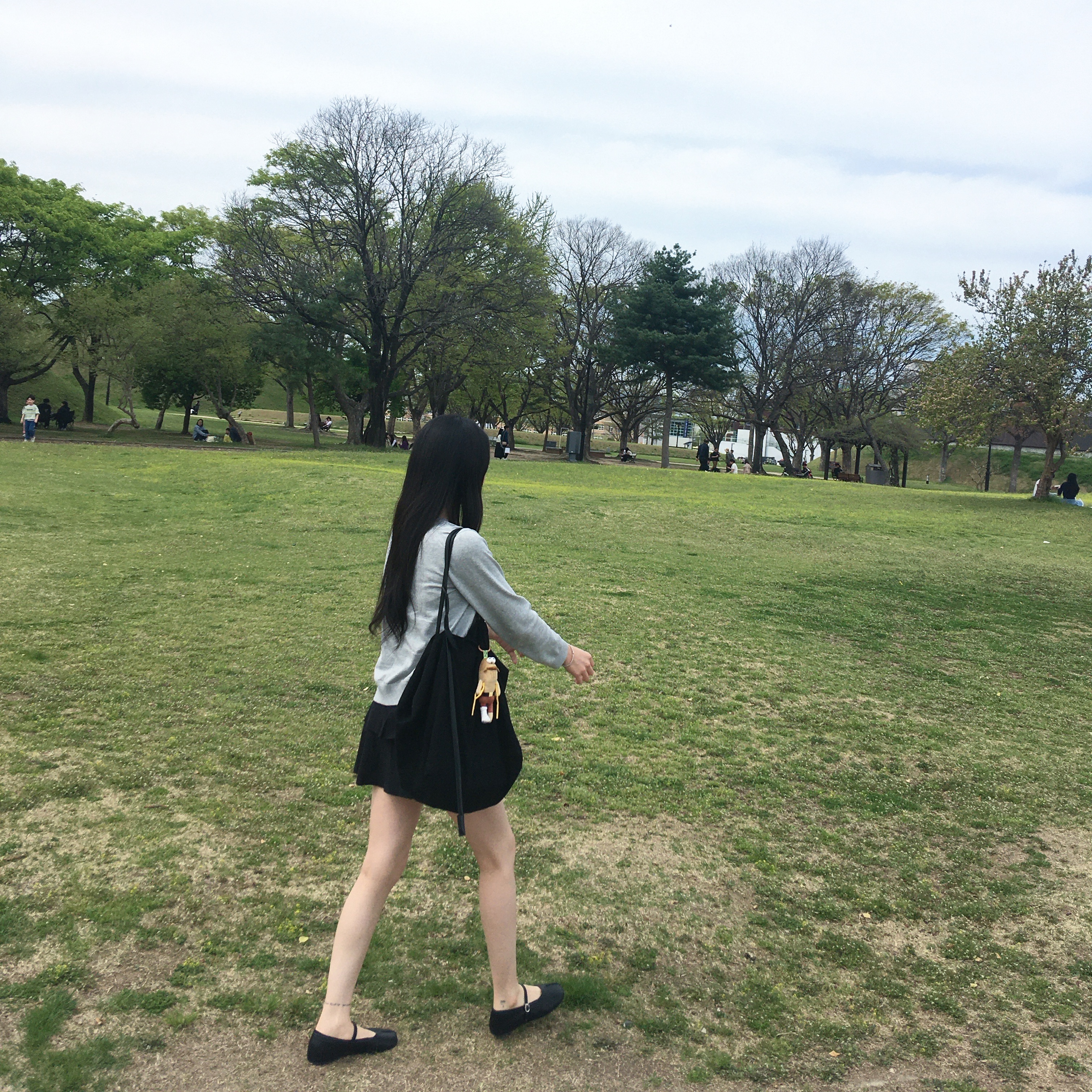 (W) Uniqlo Cashmere Crewneck Short Cardigan Gray - JP, Xlim Synopsis 01 Bag Black 착용 스타일 - 3