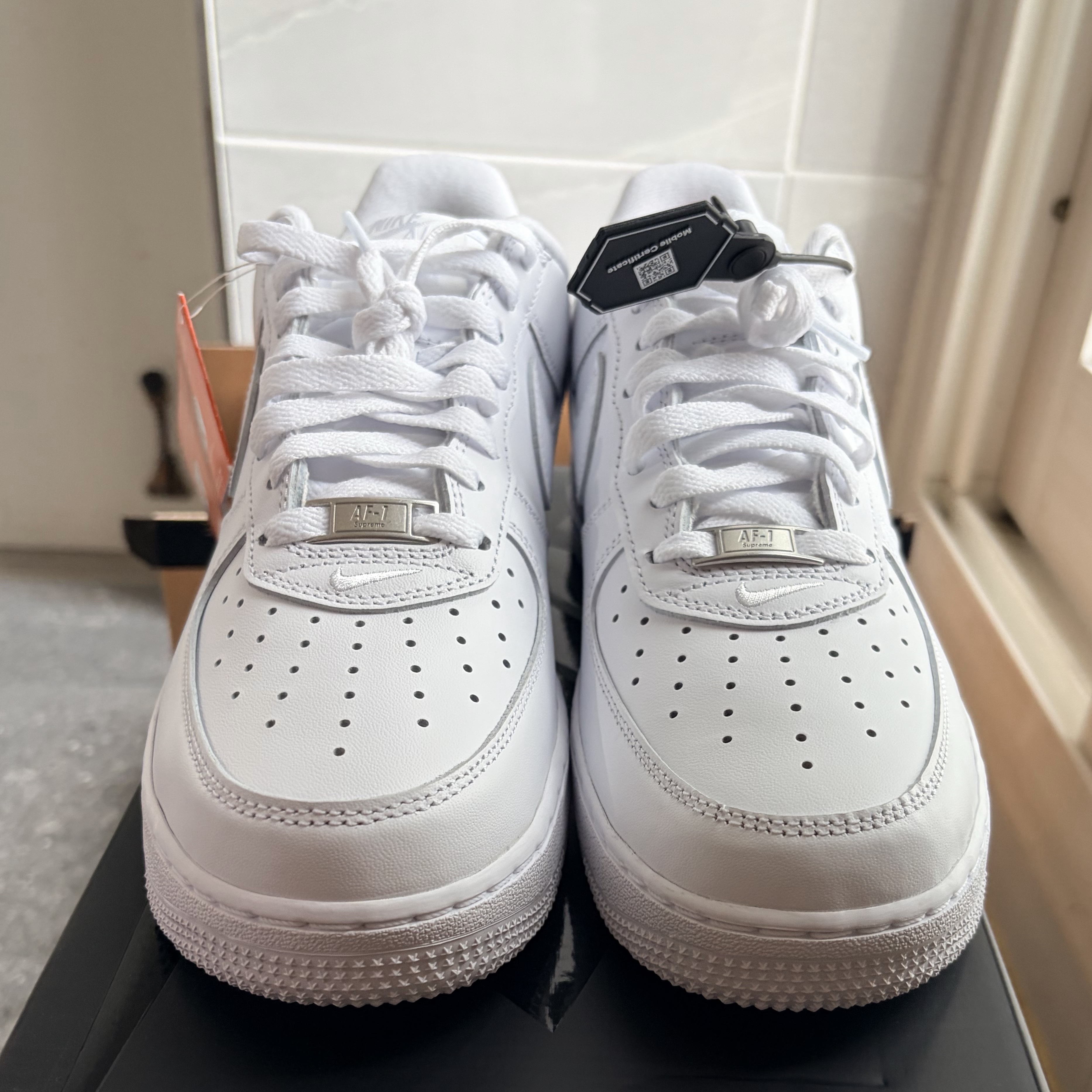 Nike x Supreme Air Force 1 Low White 착용 스타일 - 2