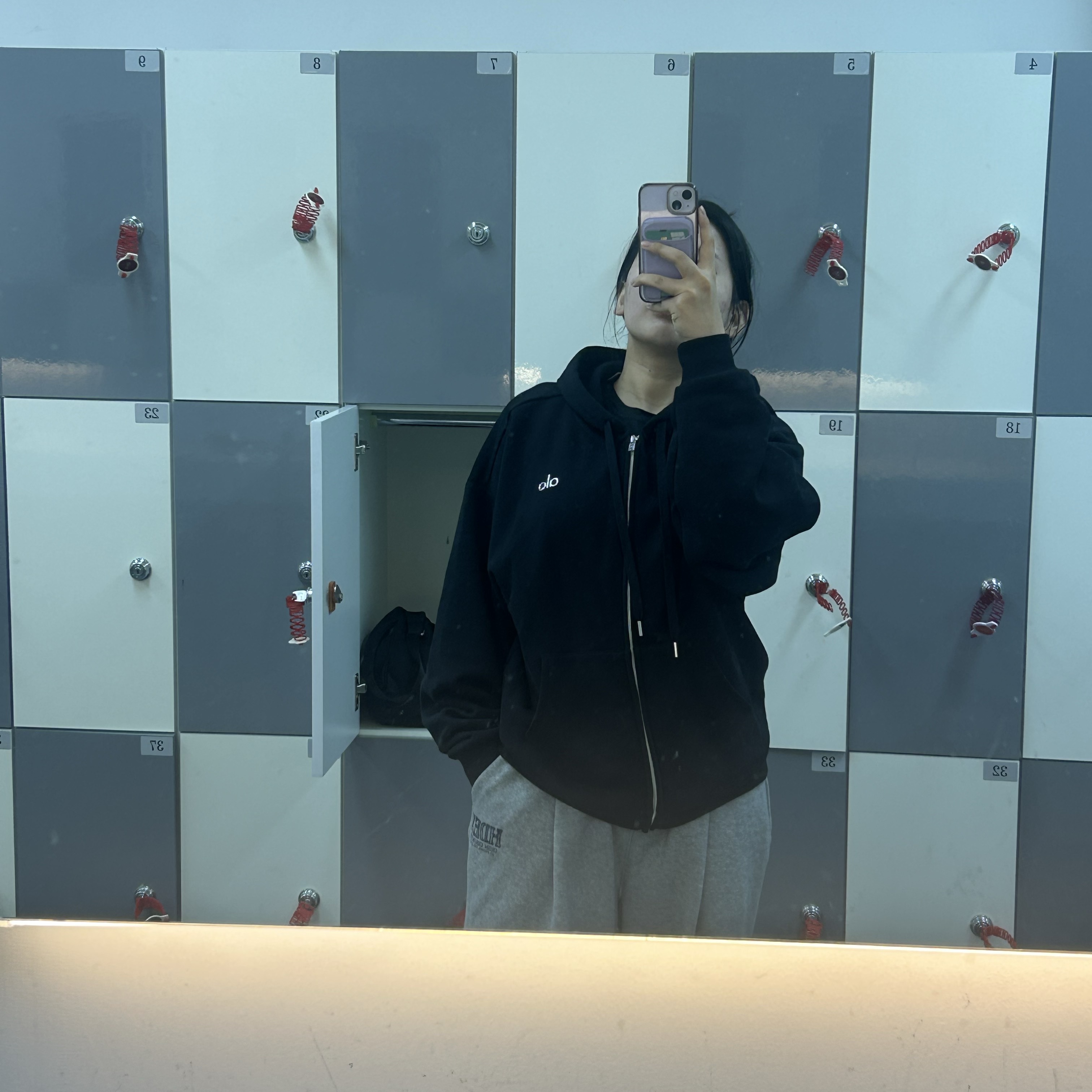 Alo Yoga Accolade Full Zip Hoodie Black 착용 스타일 - 1