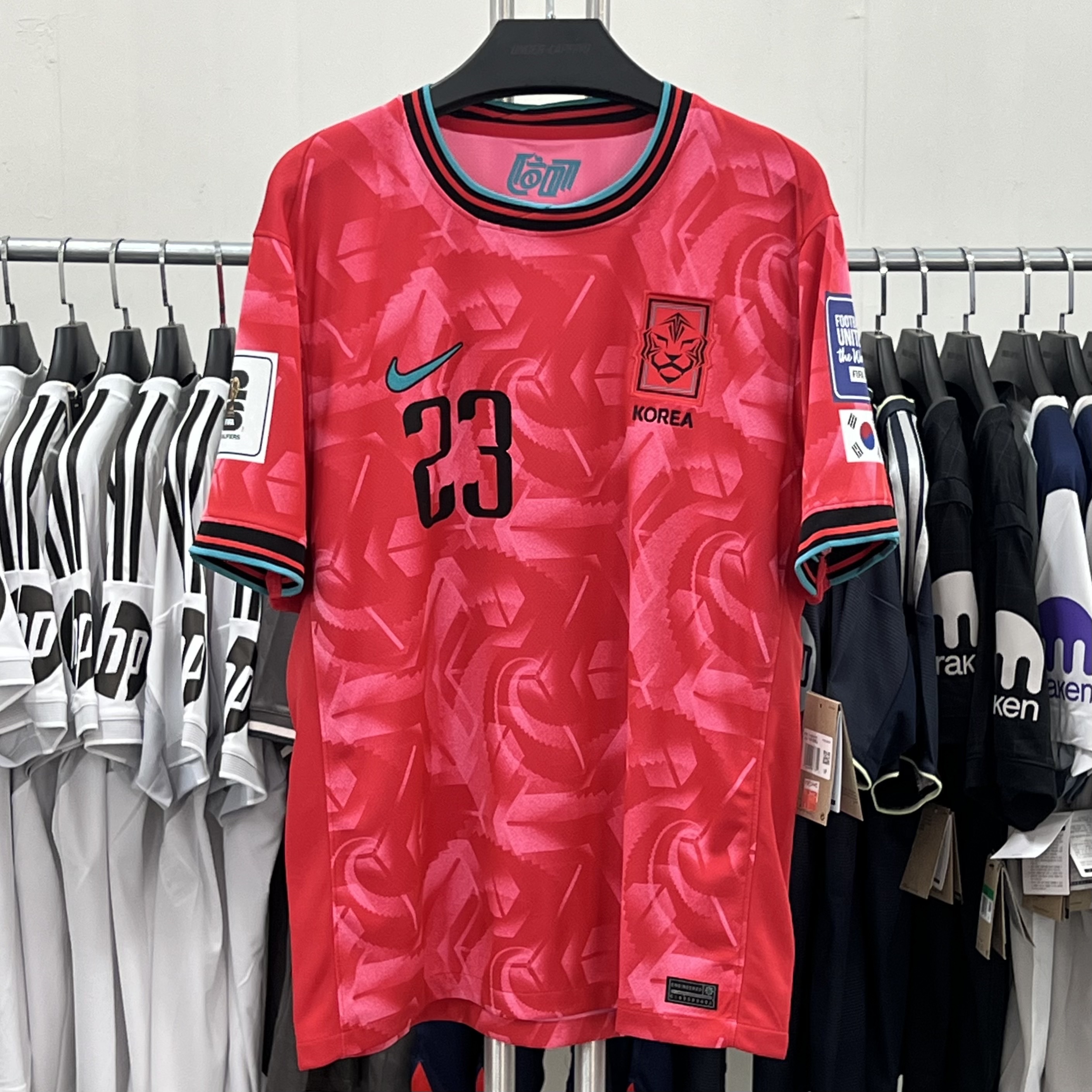 Nike Korea 2023/24 Dri-Fit Stadium Home Replica Jersey Black Global Red - Asia (Non Marking Ver.), Nike Korea 2023/24 Dri-Fit Stadium Away Replica Jersey Black Pink Glow - Asia (Non Marking Ver.) 착용 스타일 - 2