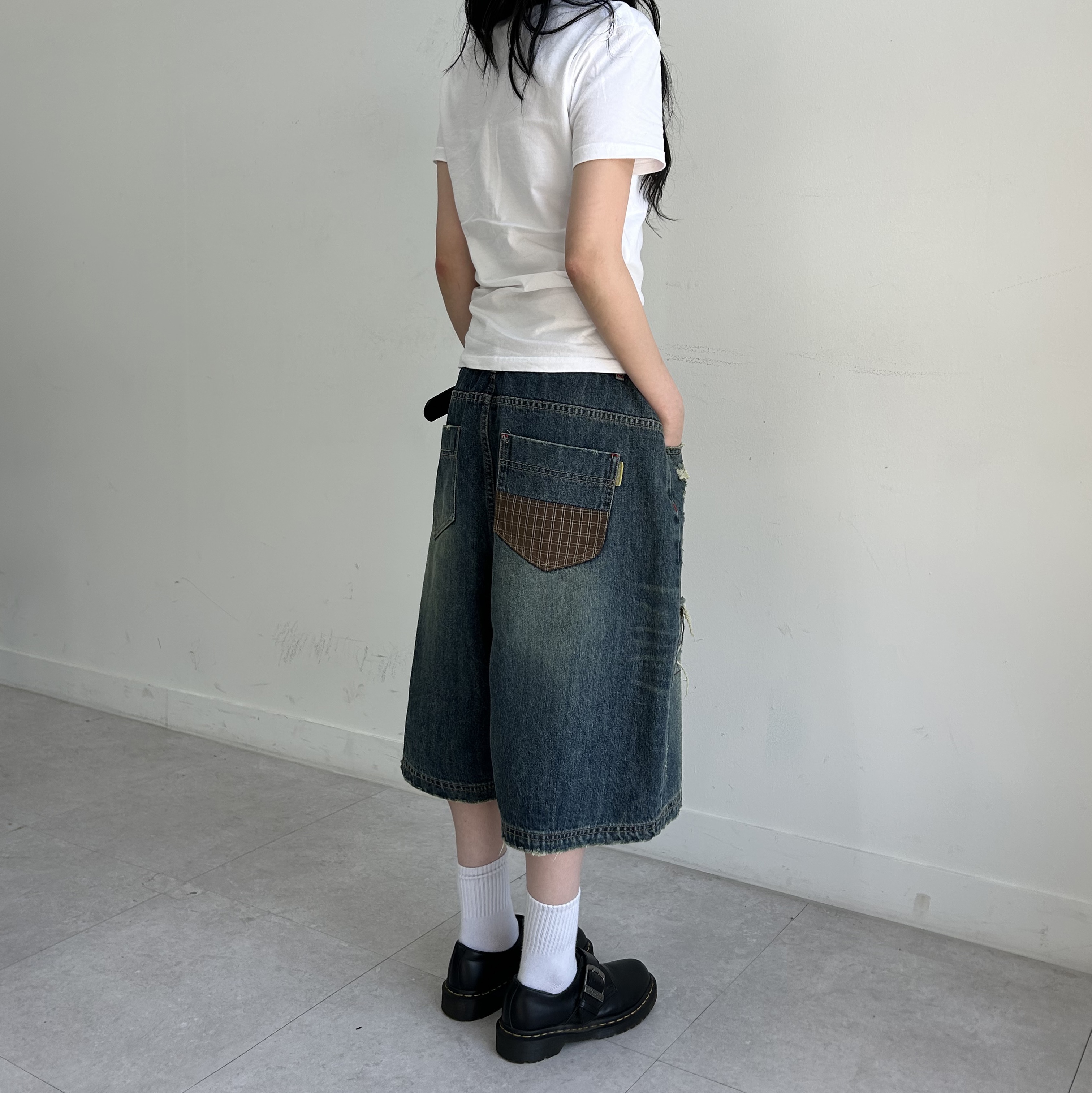 MAINBOOTH Repaired Denim Shorts BLUE 착용 스타일 - 3