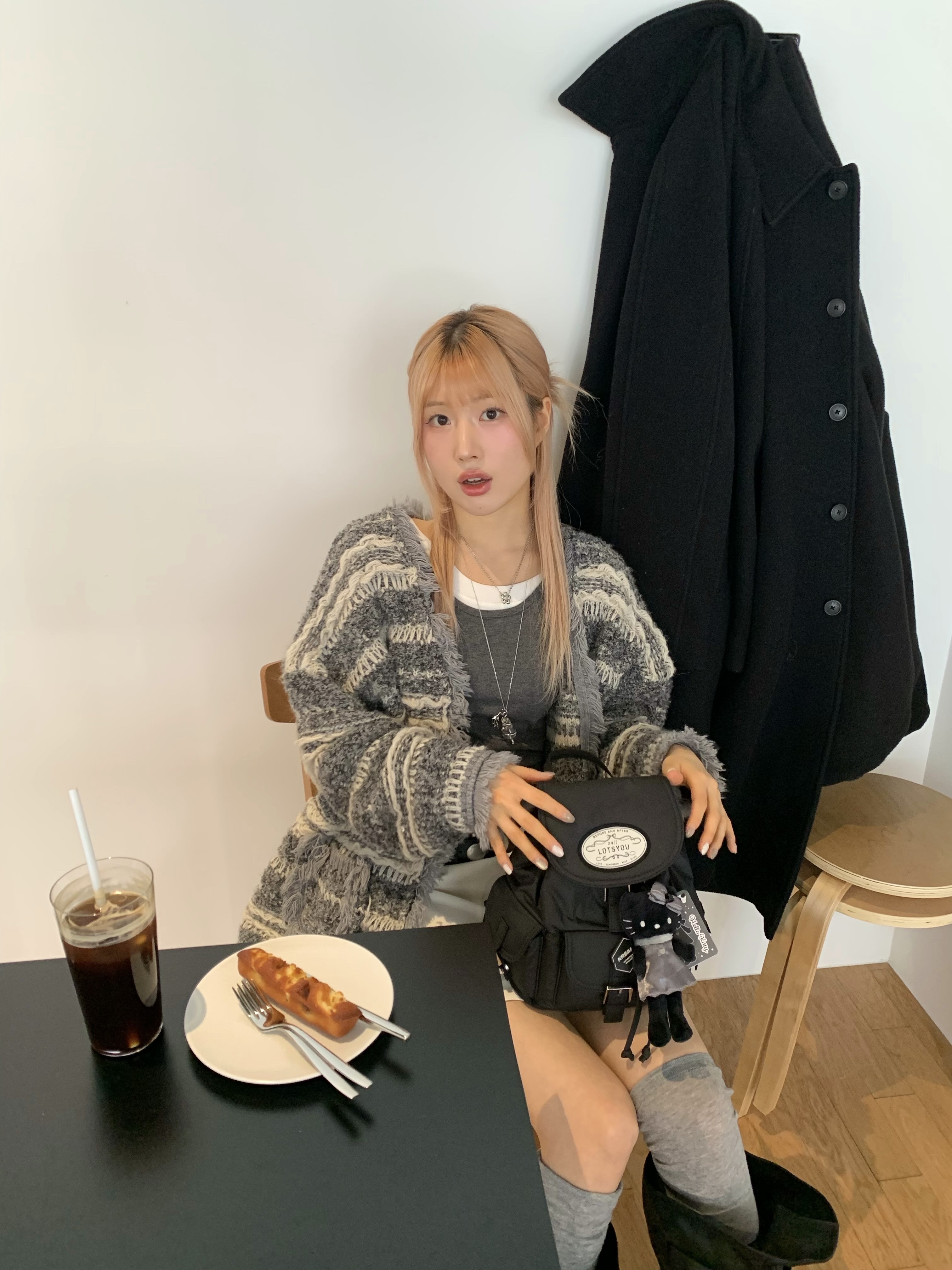 LOTS YOU Nostalgia Chubby Backpack Black, Sanrio Hello Kitty Black Angel Collection Style Up Mascot Angel Black 착용 스타일 - 3