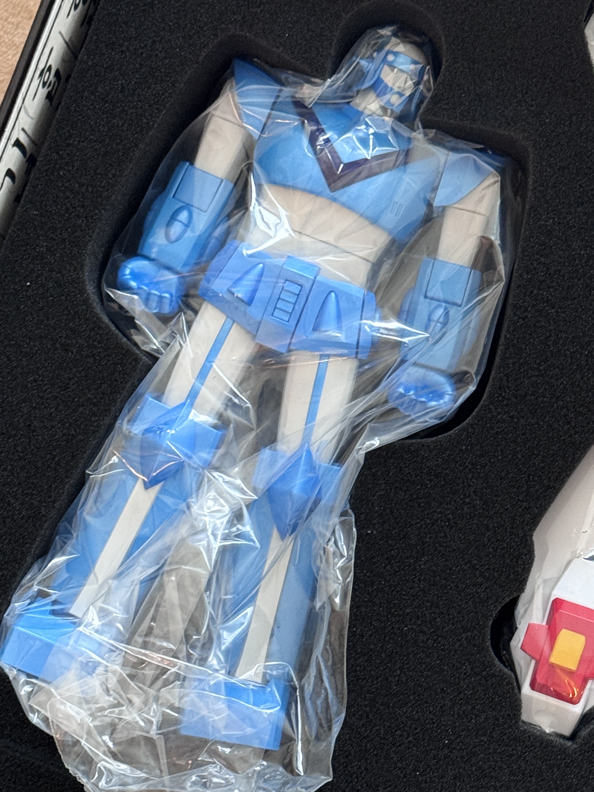 Korean Air KE OZ X Taekwon V Figure Package 착용 스타일 - 2