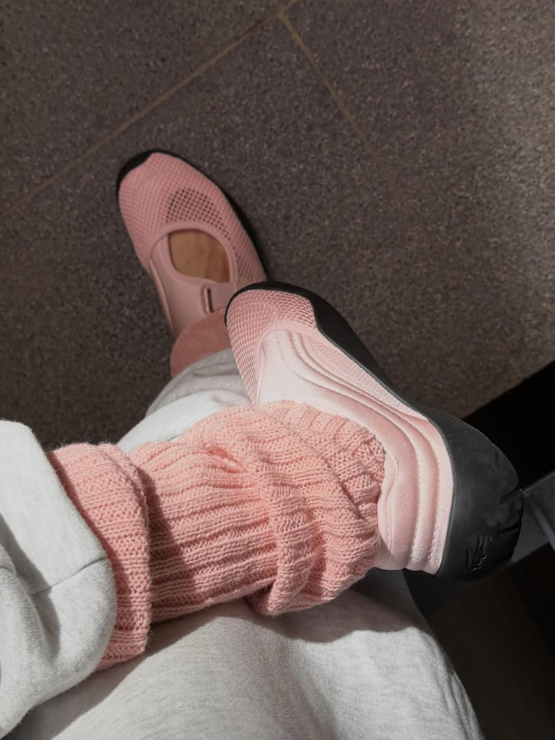 (W) Lacoste Low Mystere Sneakers Light Pink Black, (W) Repetto Logo Legwarmers Blush Pink 착용 스타일 - 3