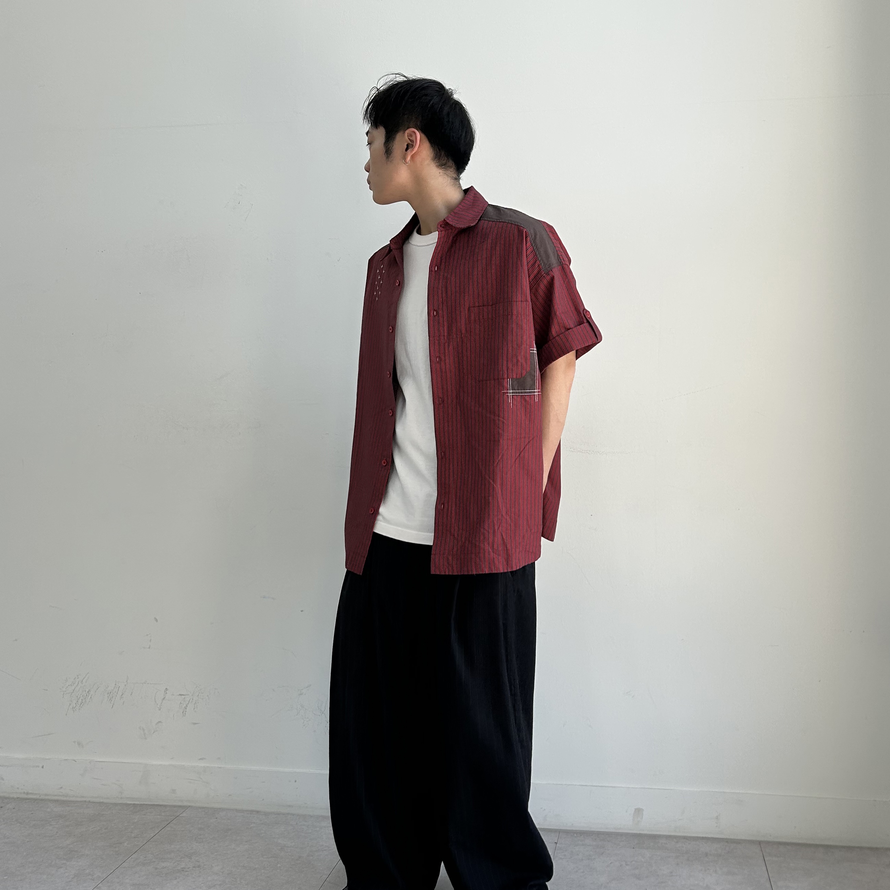 MAINBOOTH Patchwork Roll-up Shirt Red 착용 스타일 - 2