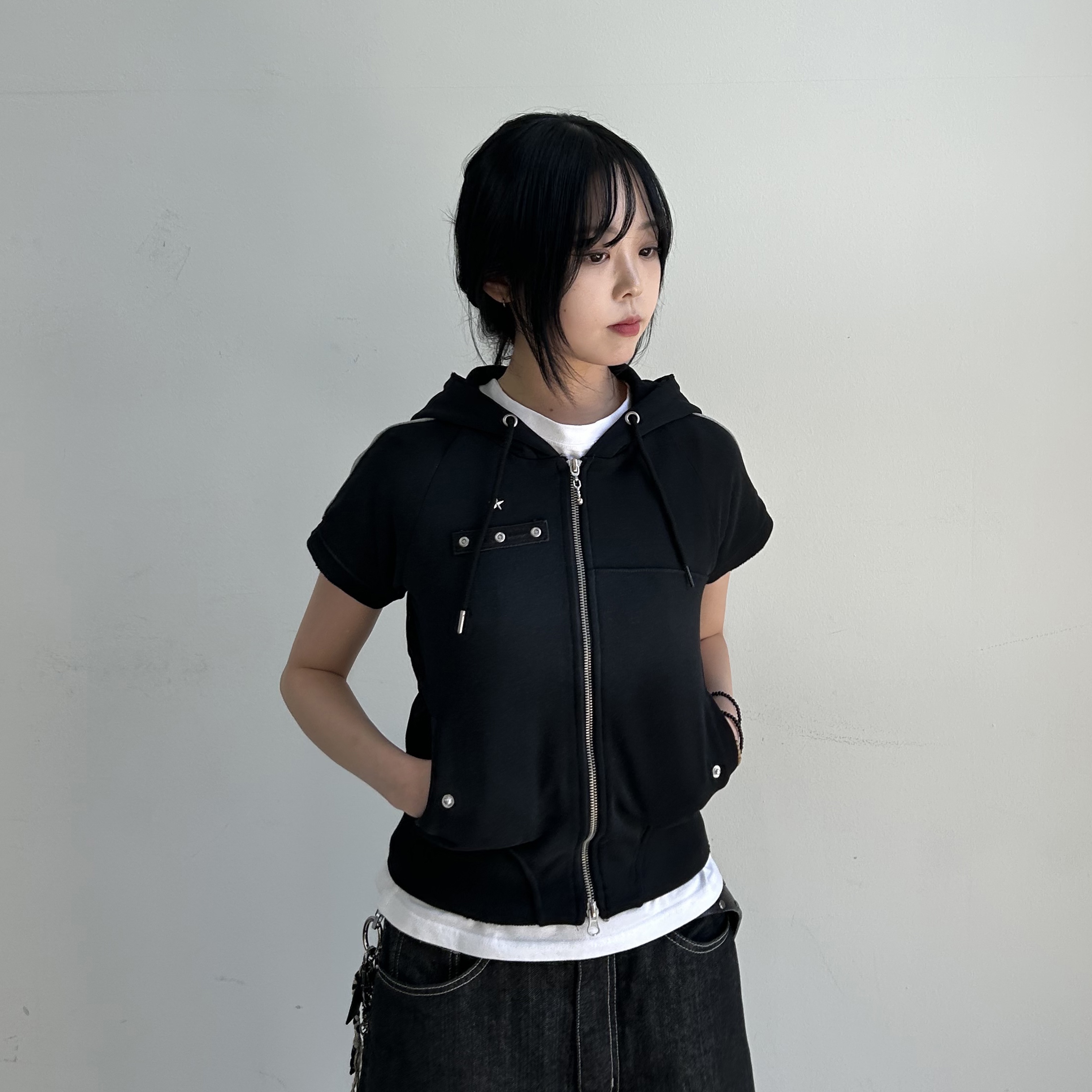 MAINBOOTH Chocolate Hood Zip-up Black 착용 스타일 - 2