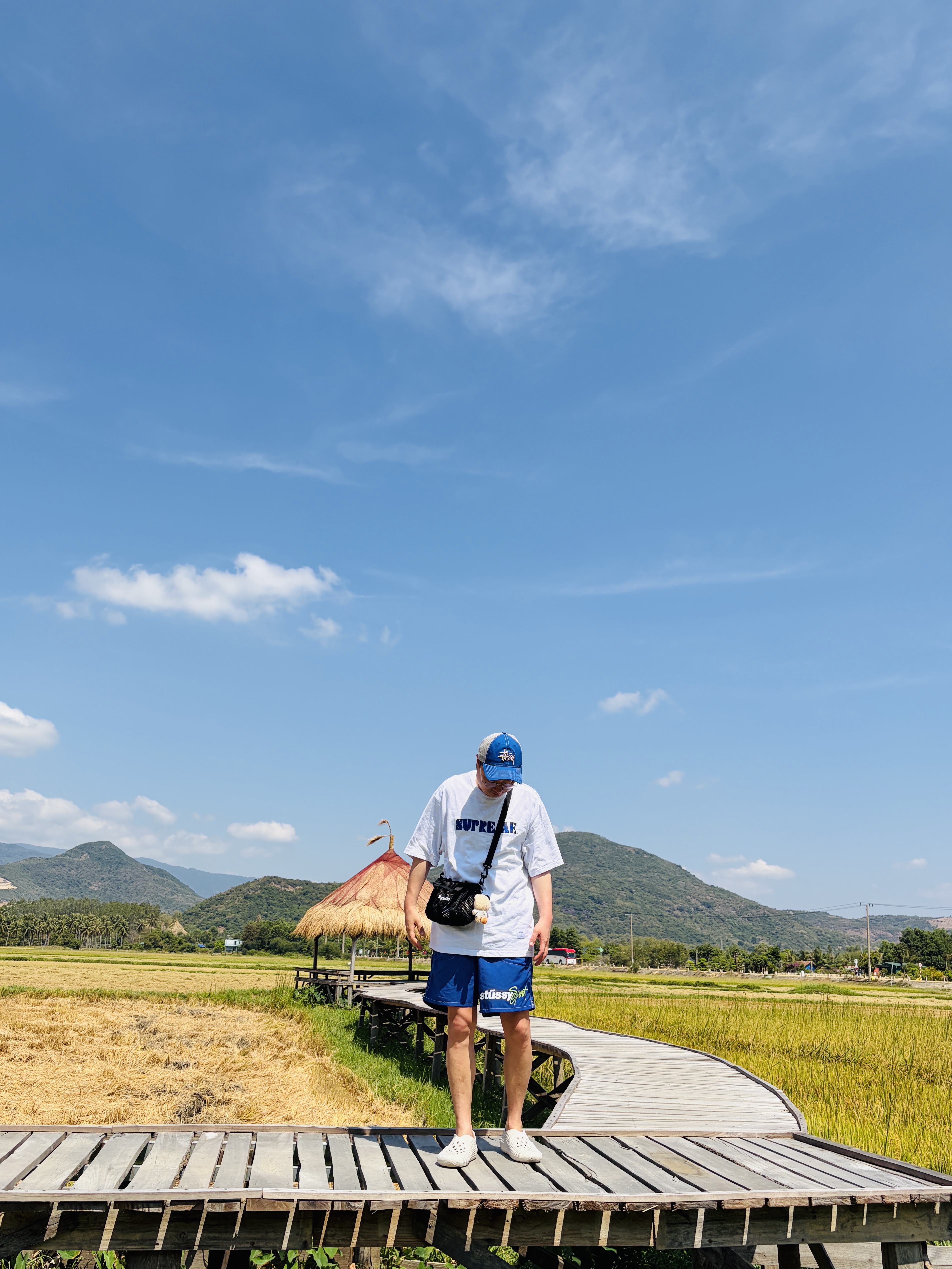 Stussy Sport Water Shorts Cobalt, Nike ReactX Rejuven8 Light Orewood Brown 착용 스타일