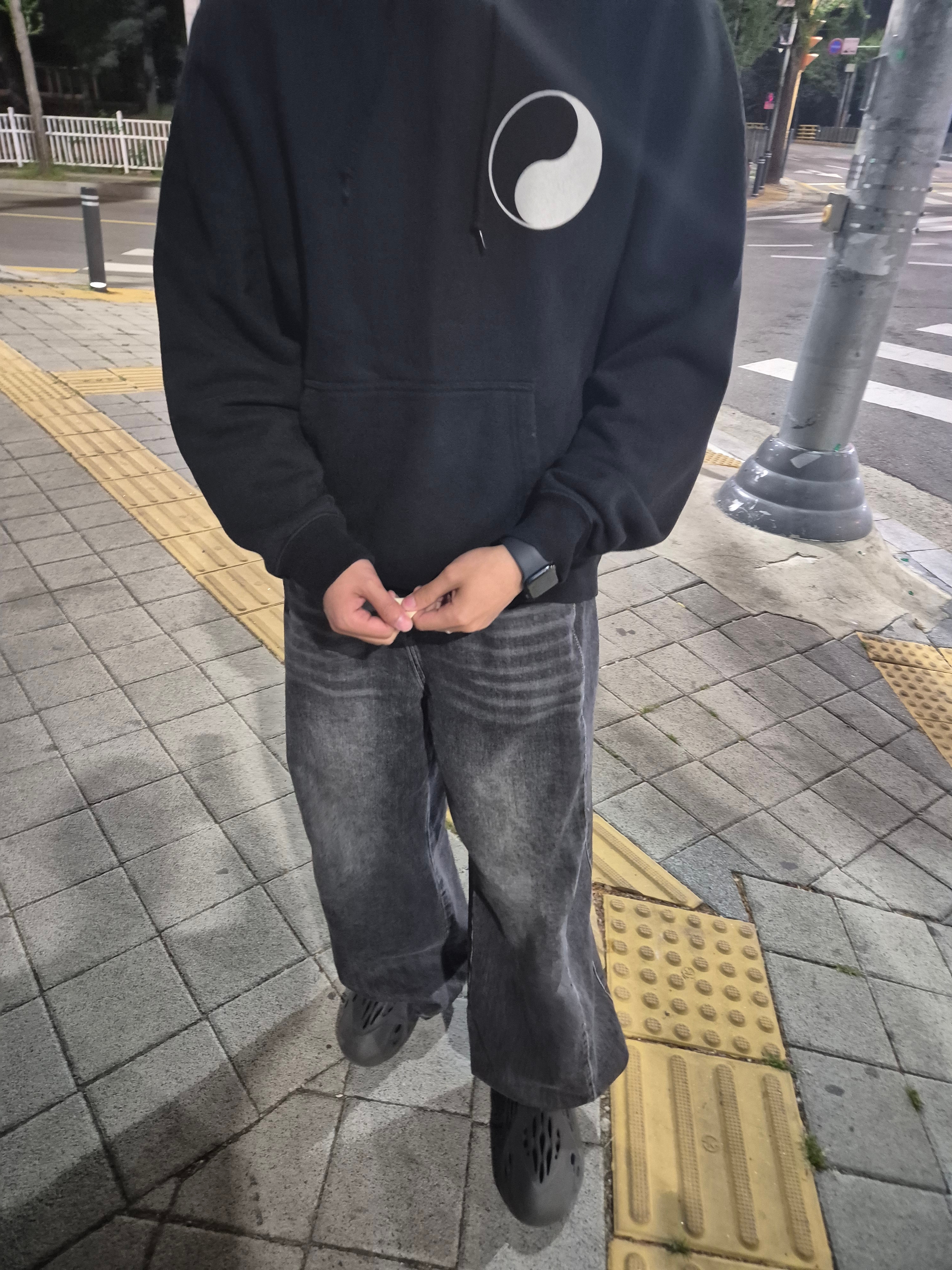 Adidas Yeezy Foam RNNR Carbon, Stussy x Our Legacy Work Shop Drop Shadow Pigment Dyed Hoodie Black 착용 스타일
