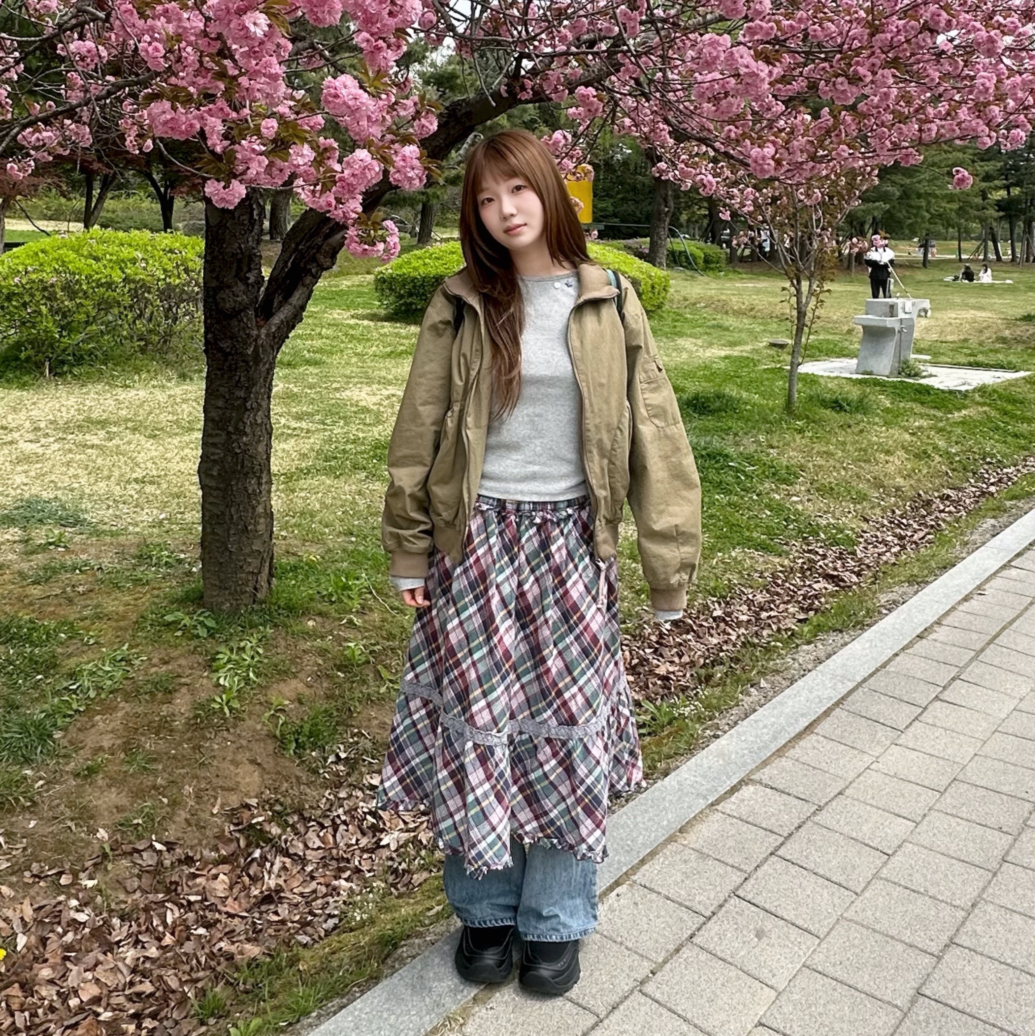 (W) Coyseio Dusty Cotton Bomber Jacket Beige 착용 스타일 - 1