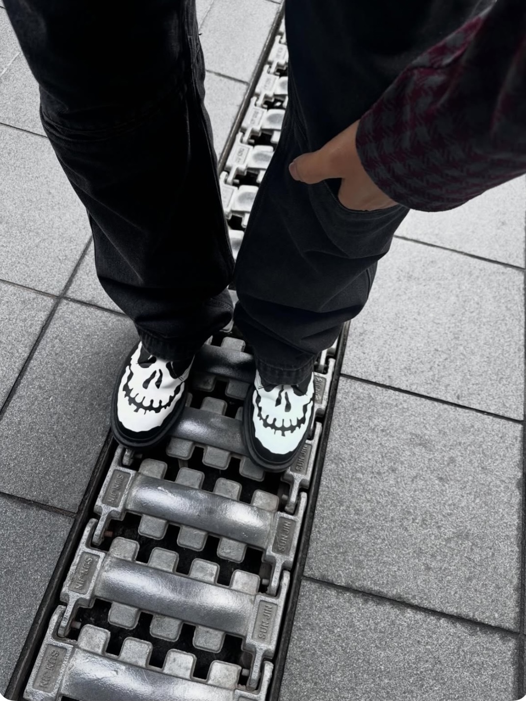 Dr. Martens x Supreme 1461 3-Eye Shoe Black - 25FW, Our Legacy Shrunken Fullzip Merlot Houndini Check Velour 착용 스타일 - 3