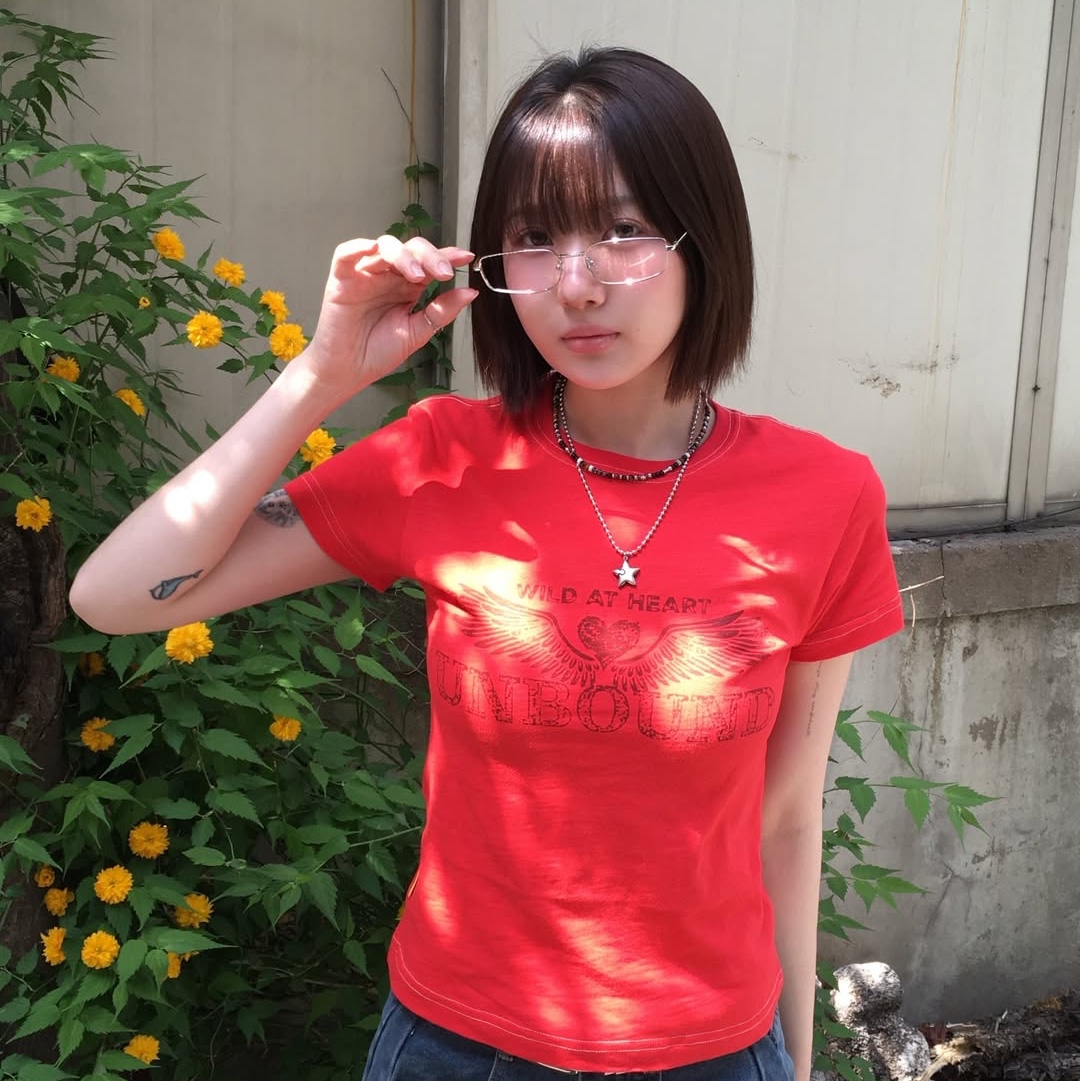 MAINBOOTH Heartwing T-shirt Red 착용 스타일 - 2