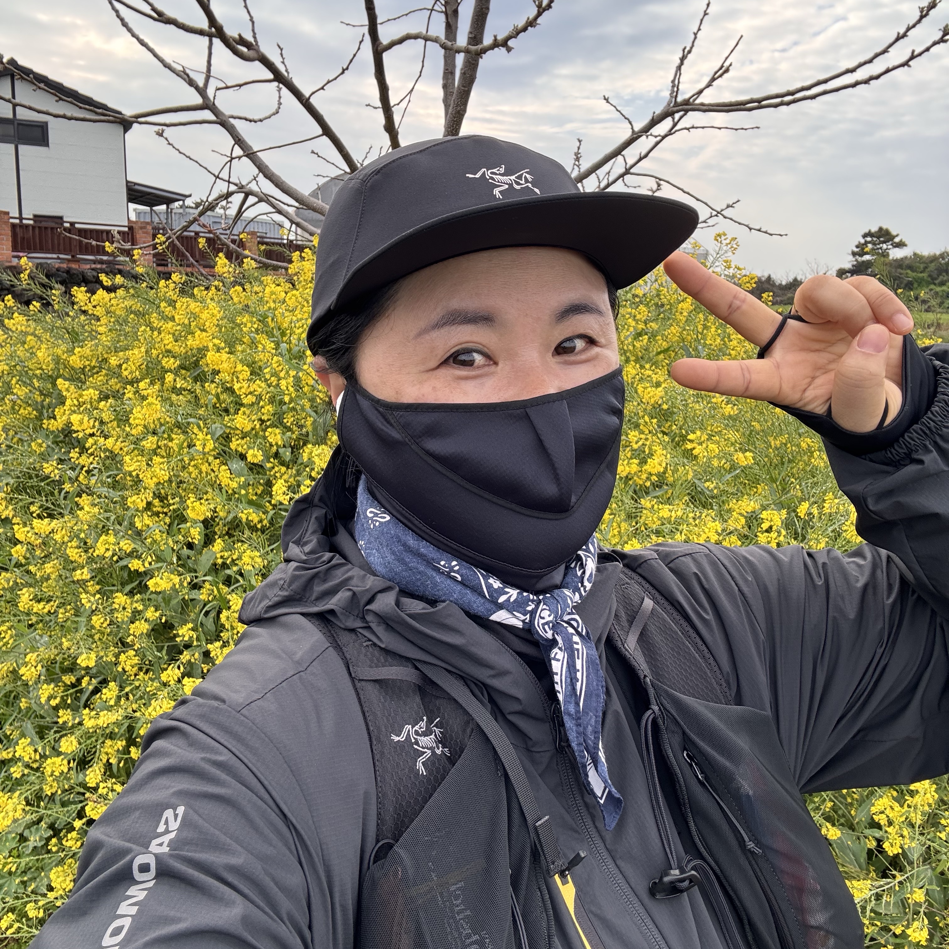 Arc'teryx Sinsola Shade Hat Black, Oakley Eye Jacket Redux Matte Black Frame Prizm Grey Lenses High Bridge Fit 착용 스타일 - 2