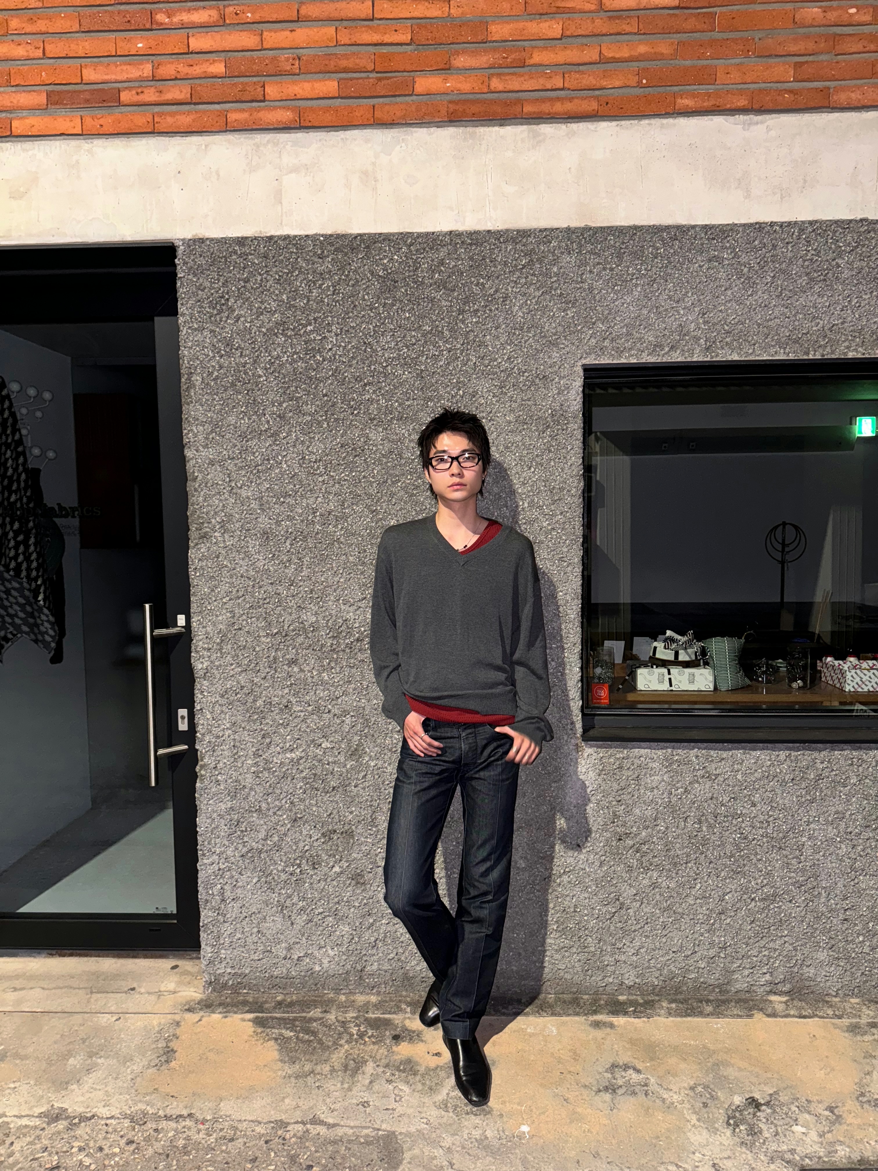 Noun Crop V Neck Knit Charcoal 착용 스타일 - 3