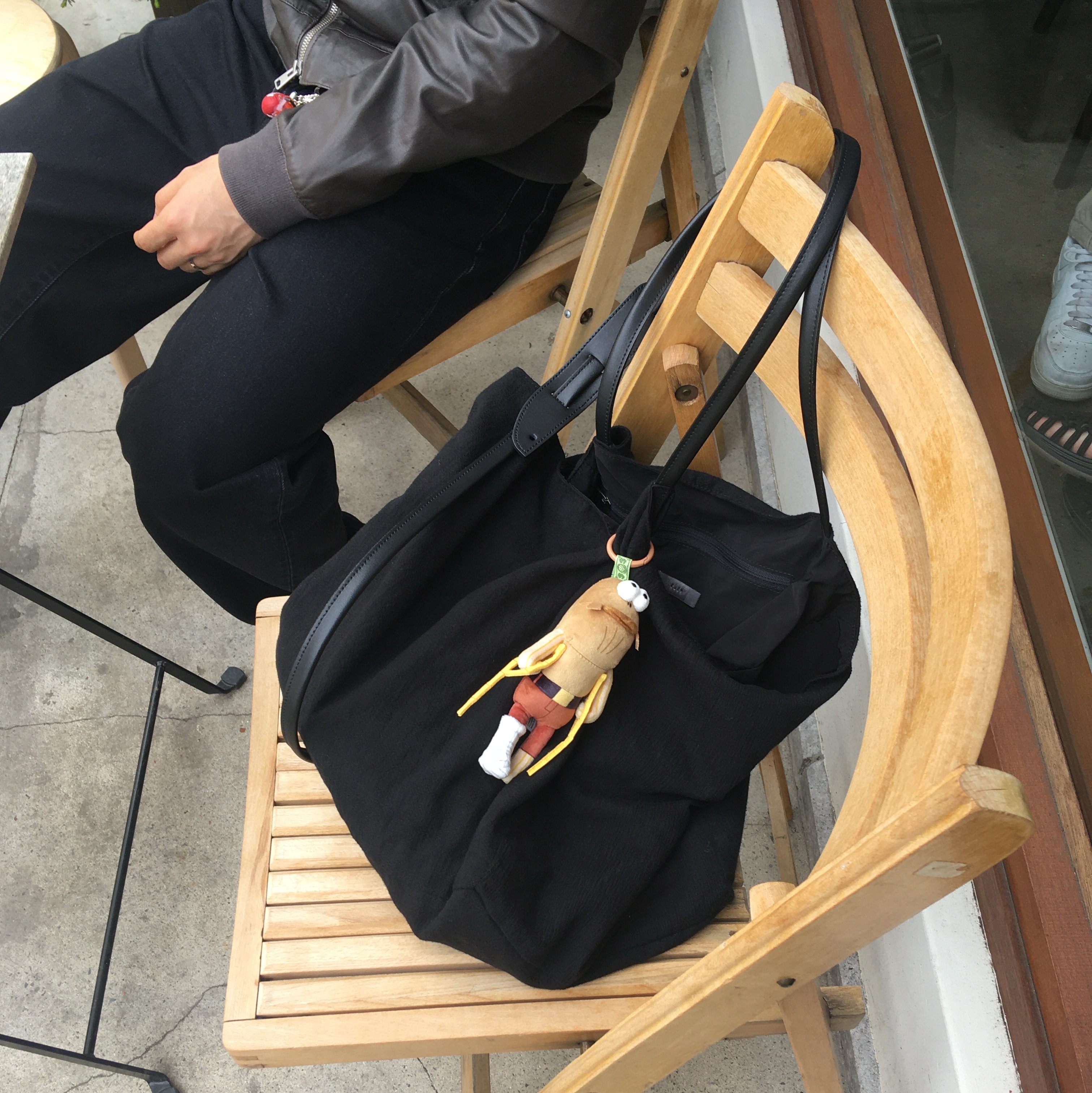 (W) Uniqlo Cashmere Crewneck Short Cardigan Gray - JP, Xlim Synopsis 01 Bag Black 착용 스타일 - 4