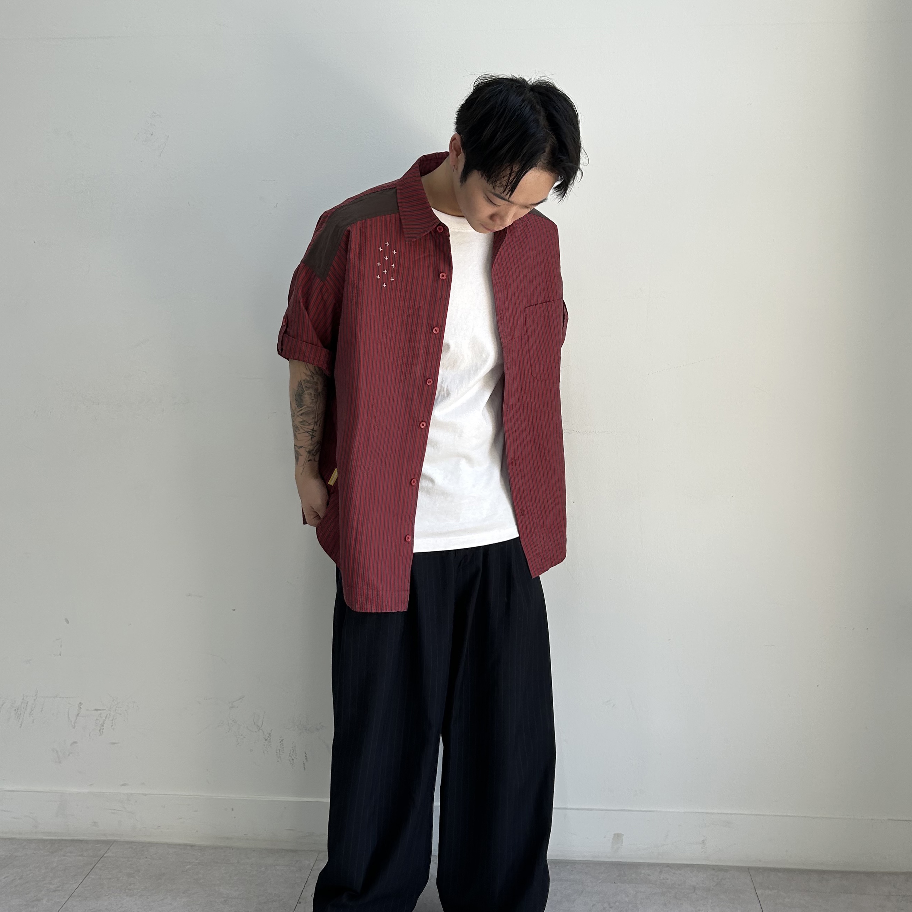 MAINBOOTH Patchwork Roll-up Shirt Red 착용 스타일 - 3