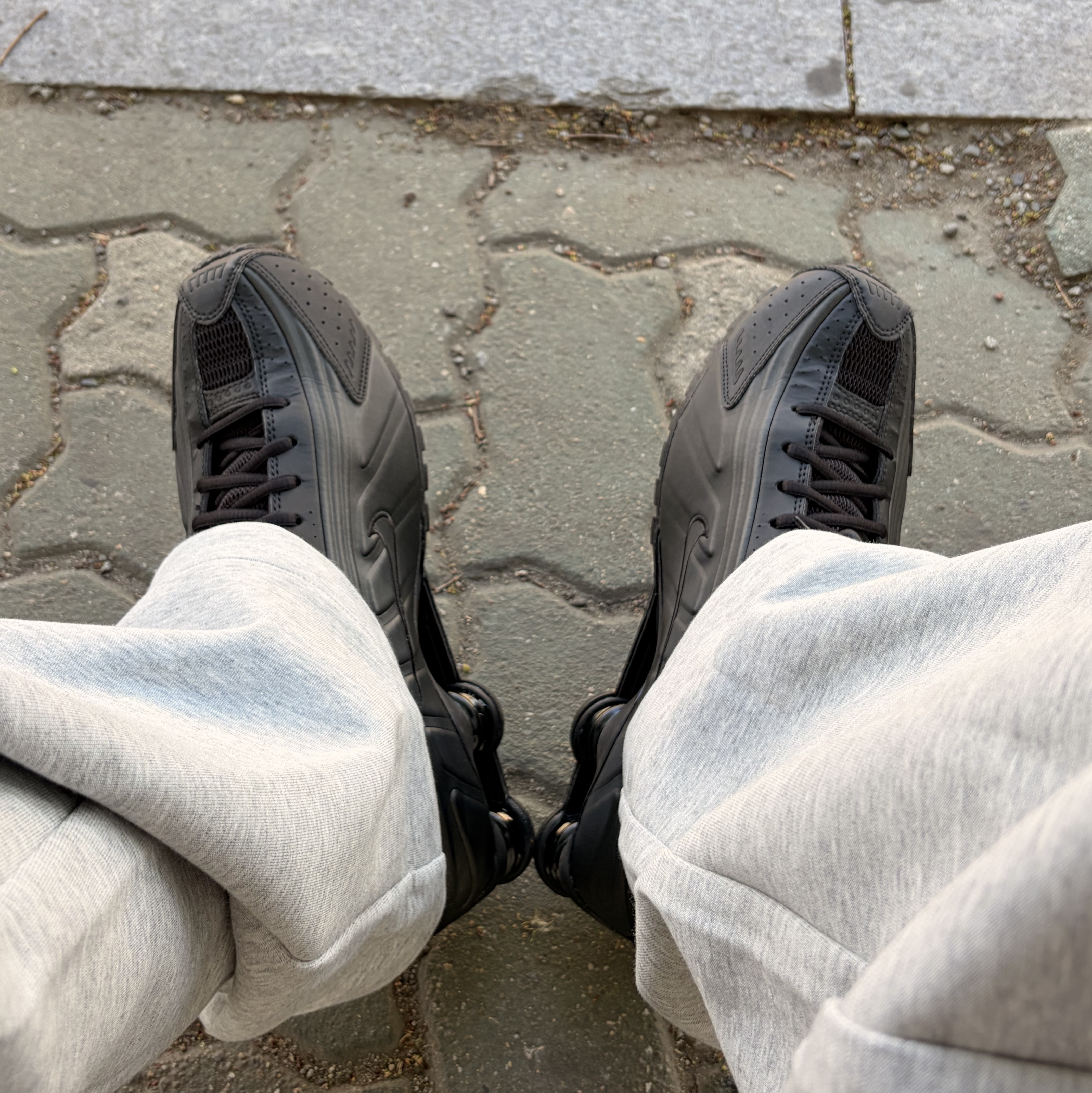 Nike Shox R4 Black Bright Crimson 착용 스타일