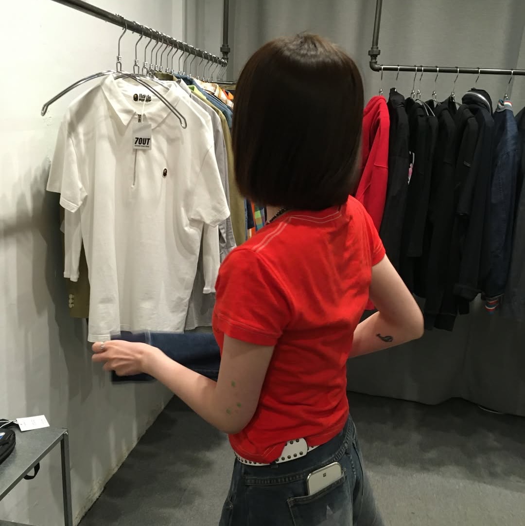 MAINBOOTH Heartwing T-shirt Red 착용 스타일 - 5