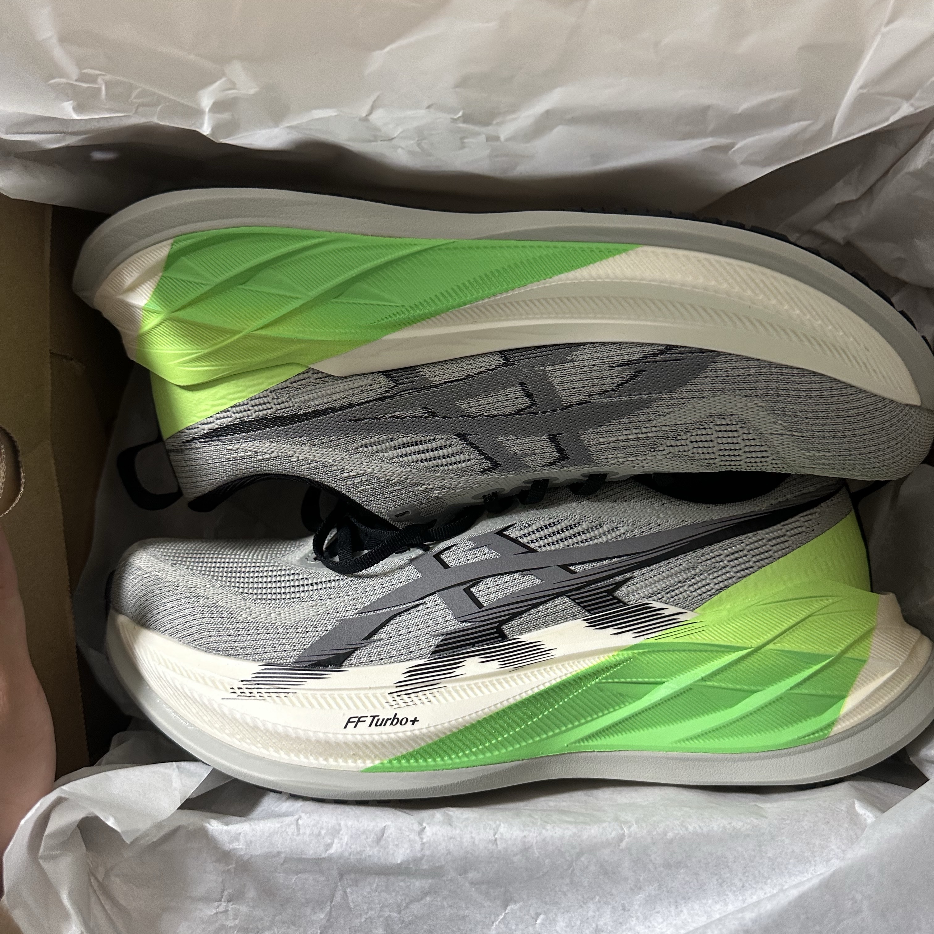 Asics Superblast 2 Lite Show CN White Sage Carbon 착용 스타일 - 1