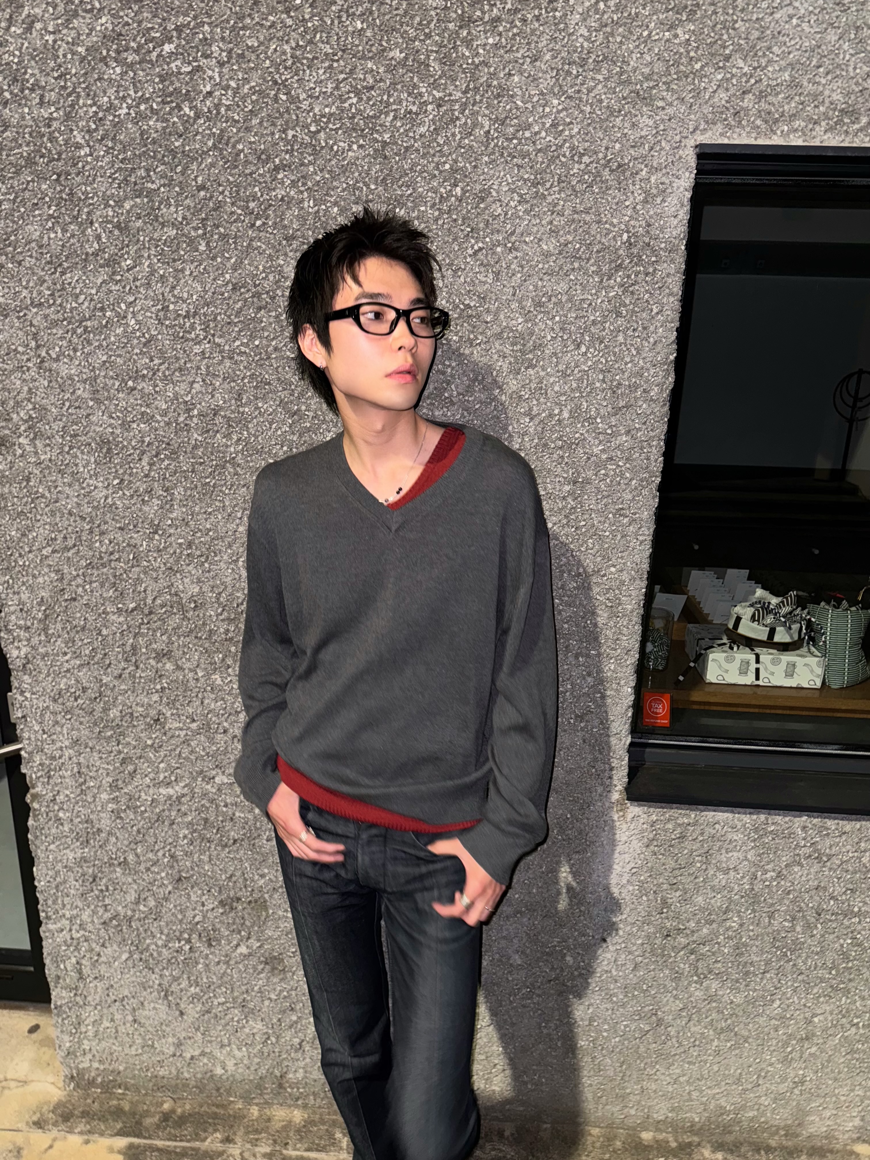 Noun Crop V Neck Knit Charcoal 착용 스타일 - 2