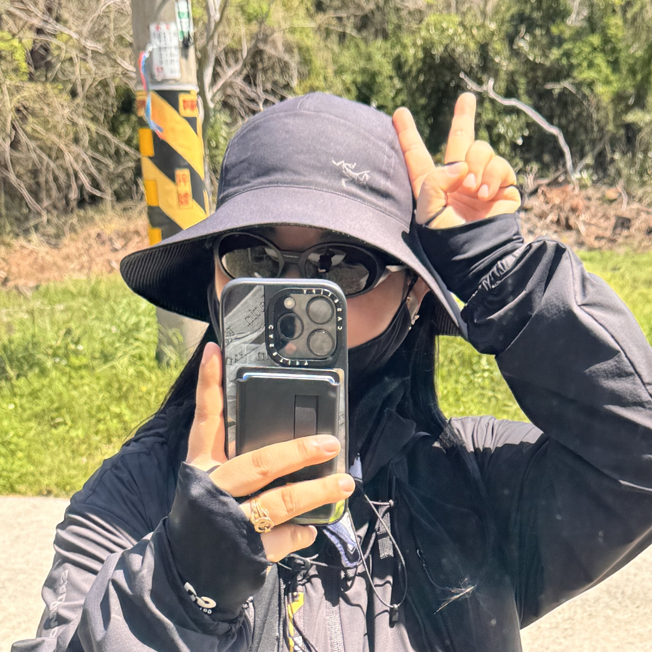 Arc'teryx Sinsola Shade Hat Black, Oakley Eye Jacket Redux Matte Black Frame Prizm Grey Lenses High Bridge Fit 착용 스타일 - 1