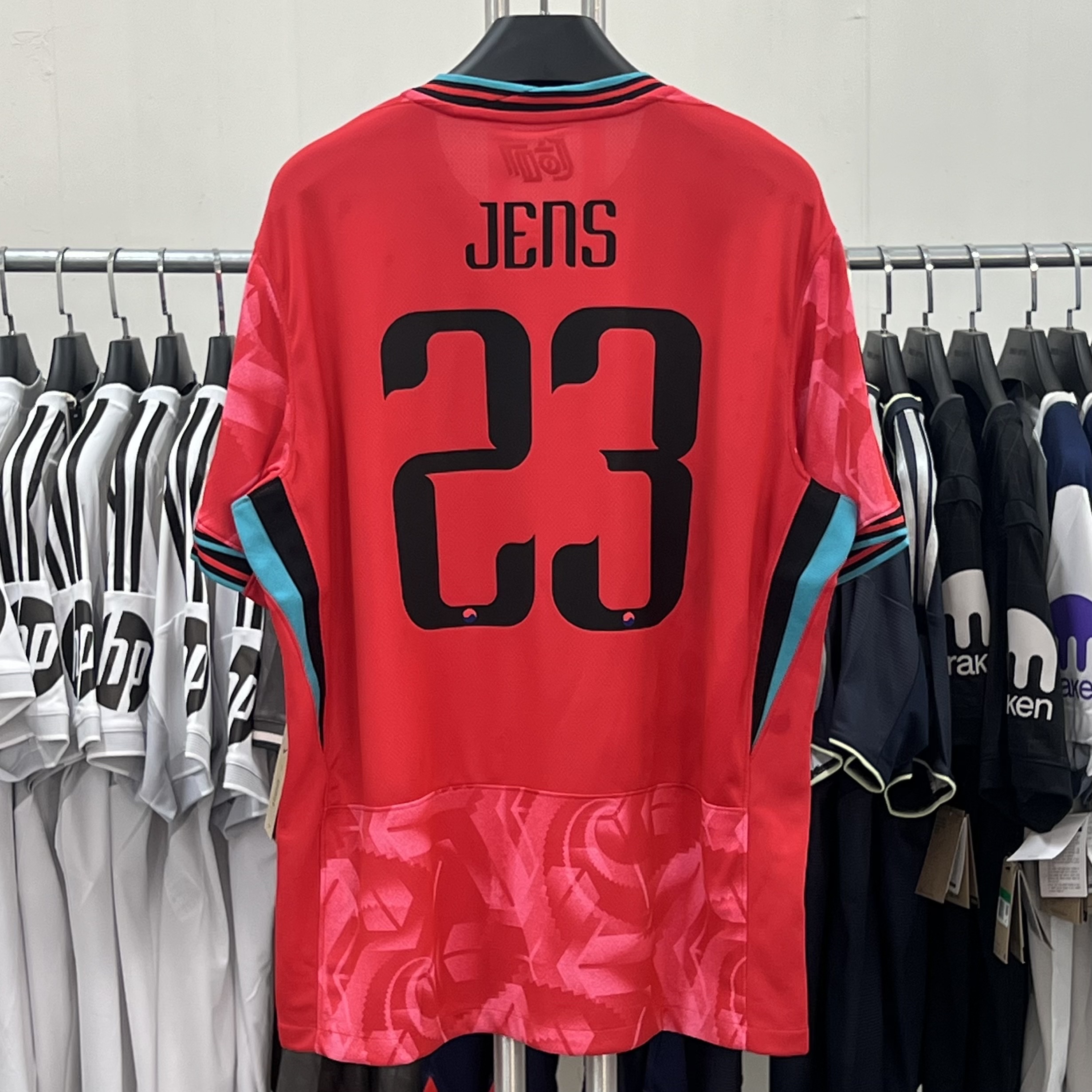 Nike Korea 2023/24 Dri-Fit Stadium Home Replica Jersey Black Global Red - Asia (Non Marking Ver.), Nike Korea 2023/24 Dri-Fit Stadium Away Replica Jersey Black Pink Glow - Asia (Non Marking Ver.) 착용 스타일 - 1