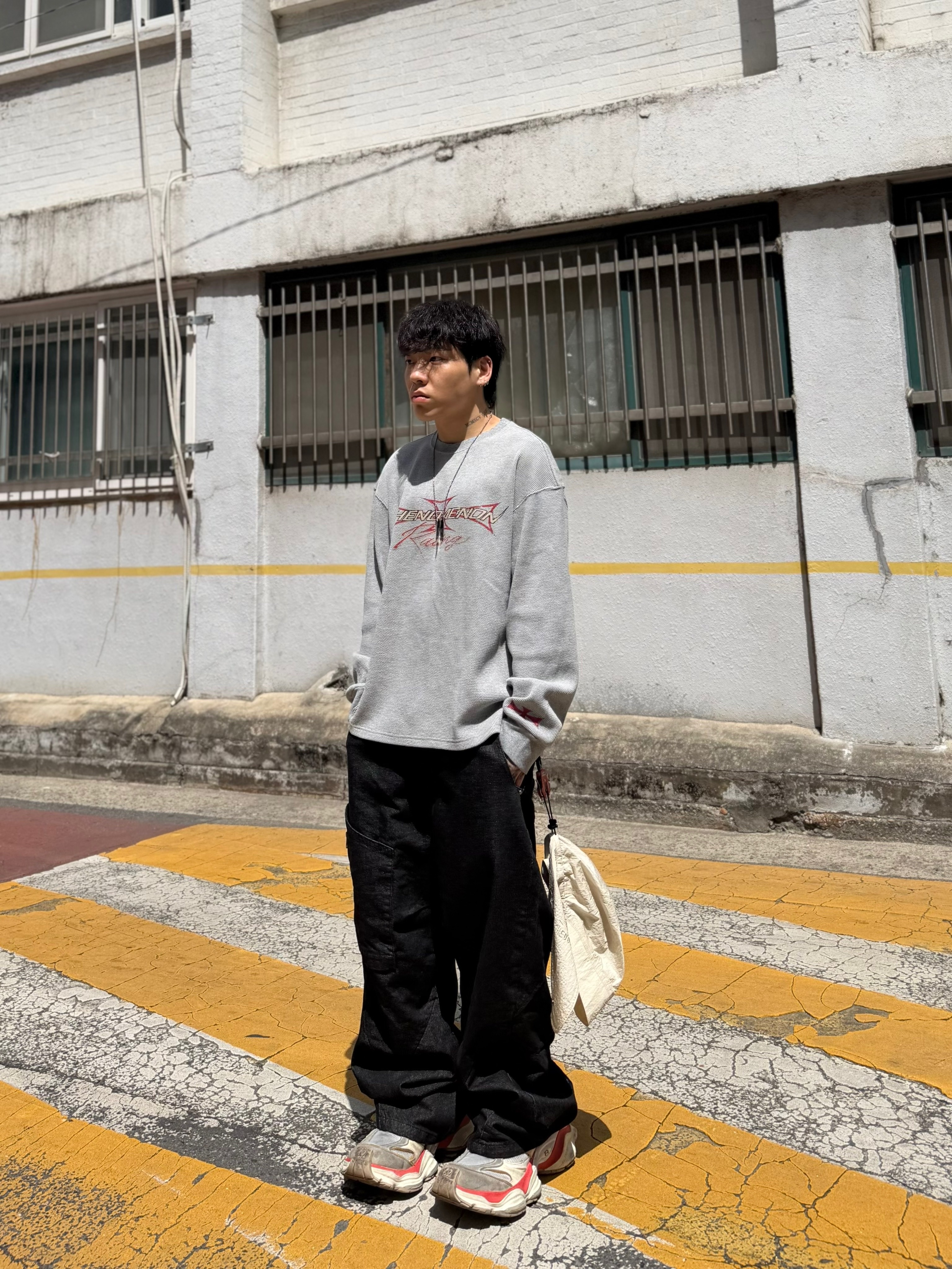 Balenciaga Cargo Sneakers Beige Grey Red 착용 스타일 - 5