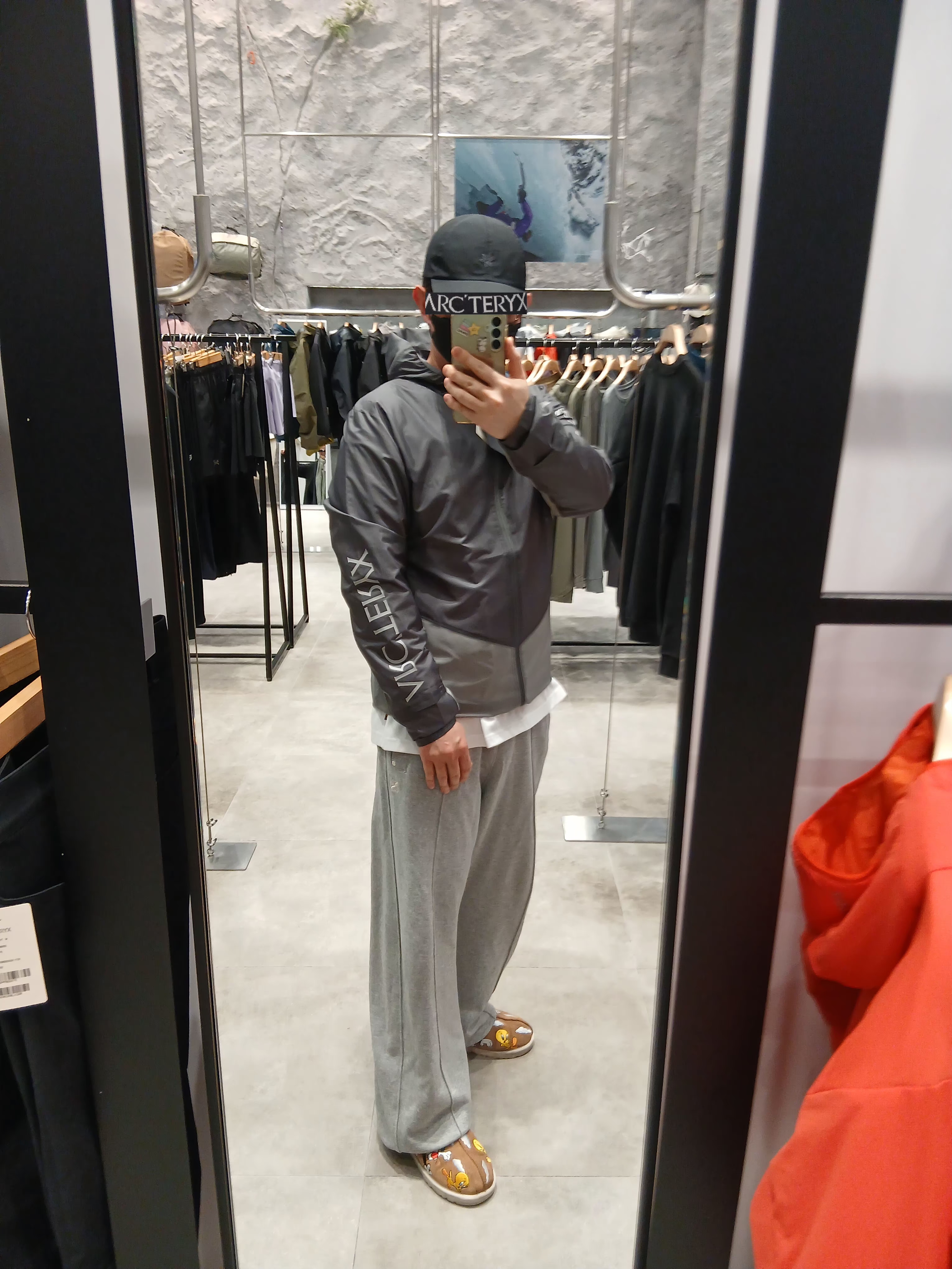 Goldwin Gore-Tex 3L Cap Black, Arc'teryx Kragg SL Cotton LS Shirt White Light 착용 스타일 - 4