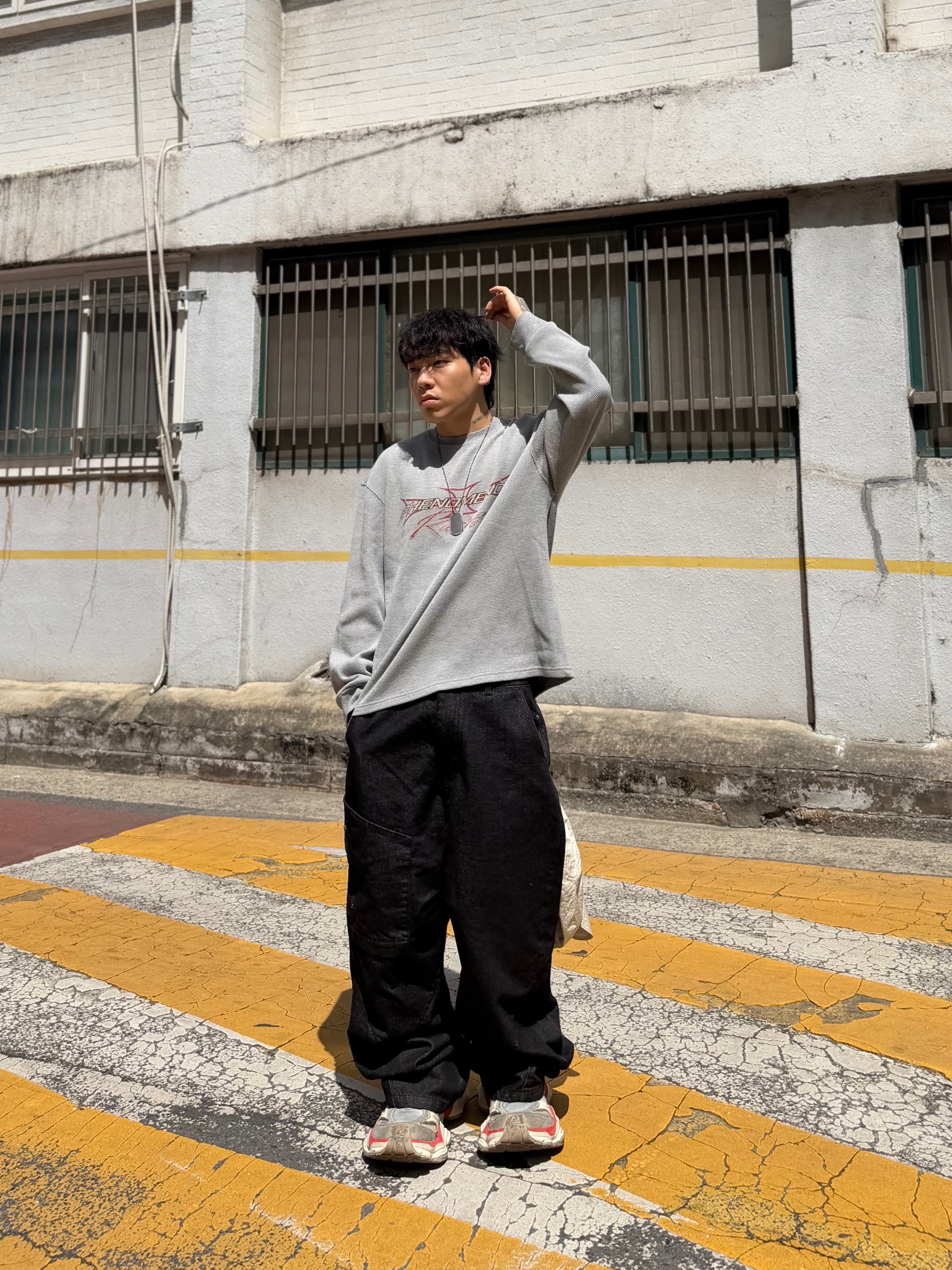 Balenciaga Cargo Sneakers Beige Grey Red 착용 스타일 - 7